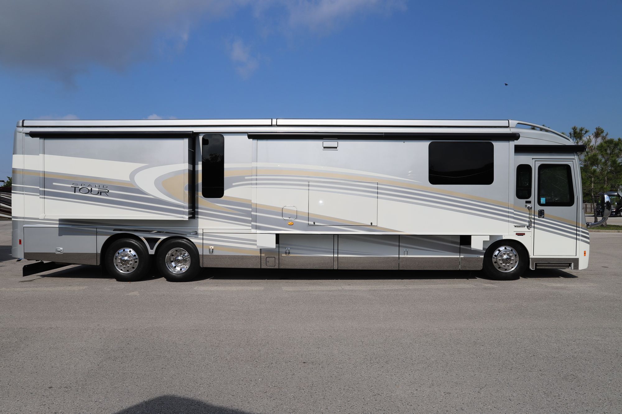 Used 2017 Winnebago Grand Tour 45RL Class A  For Sale