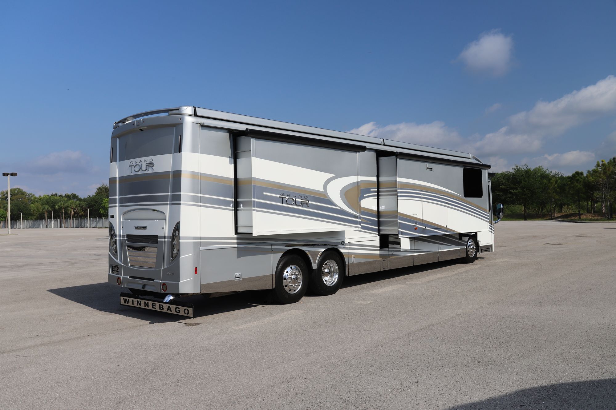 Used 2017 Winnebago Grand Tour 45RL Class A  For Sale