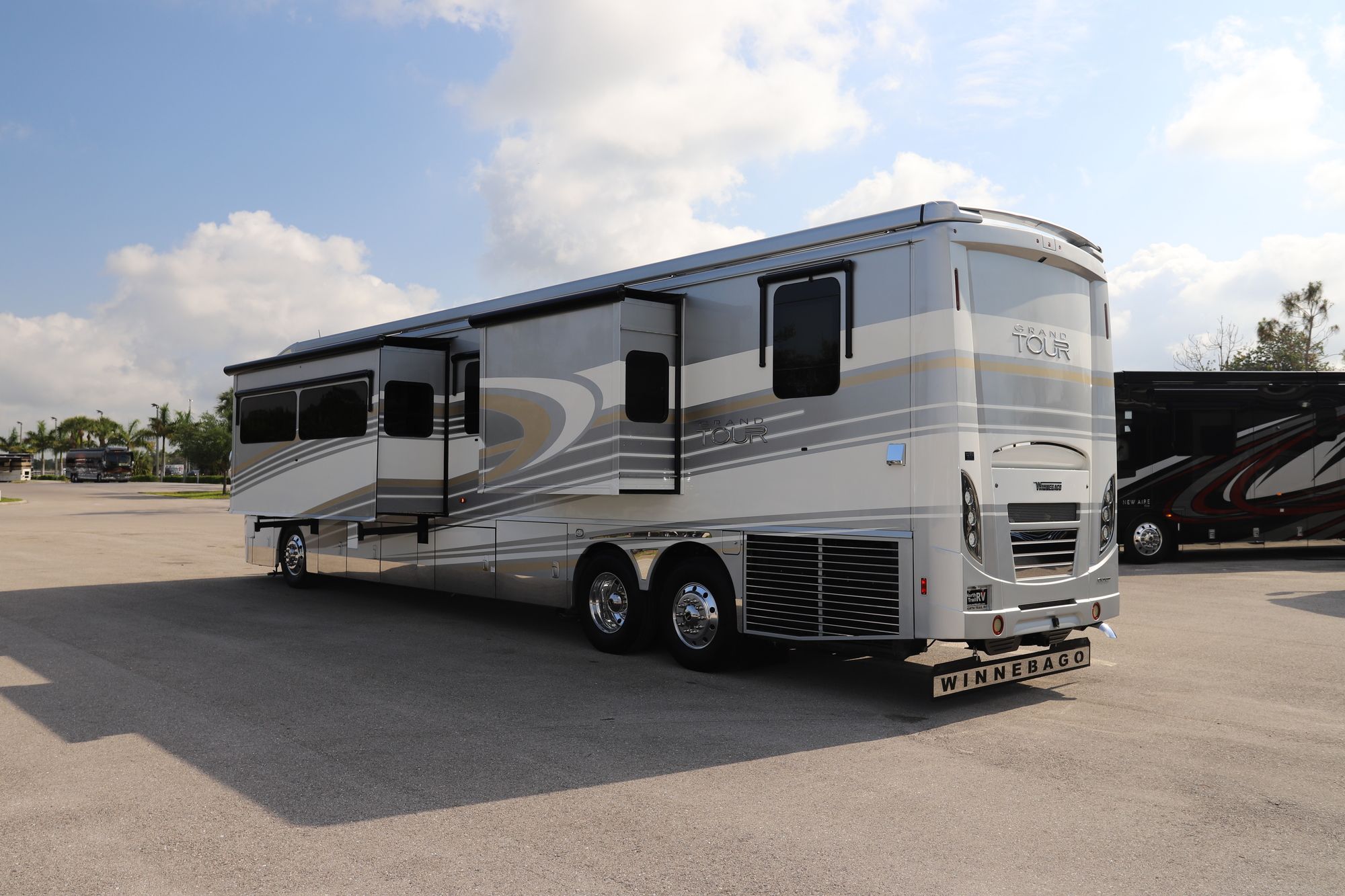 Used 2017 Winnebago Grand Tour 45RL Class A  For Sale