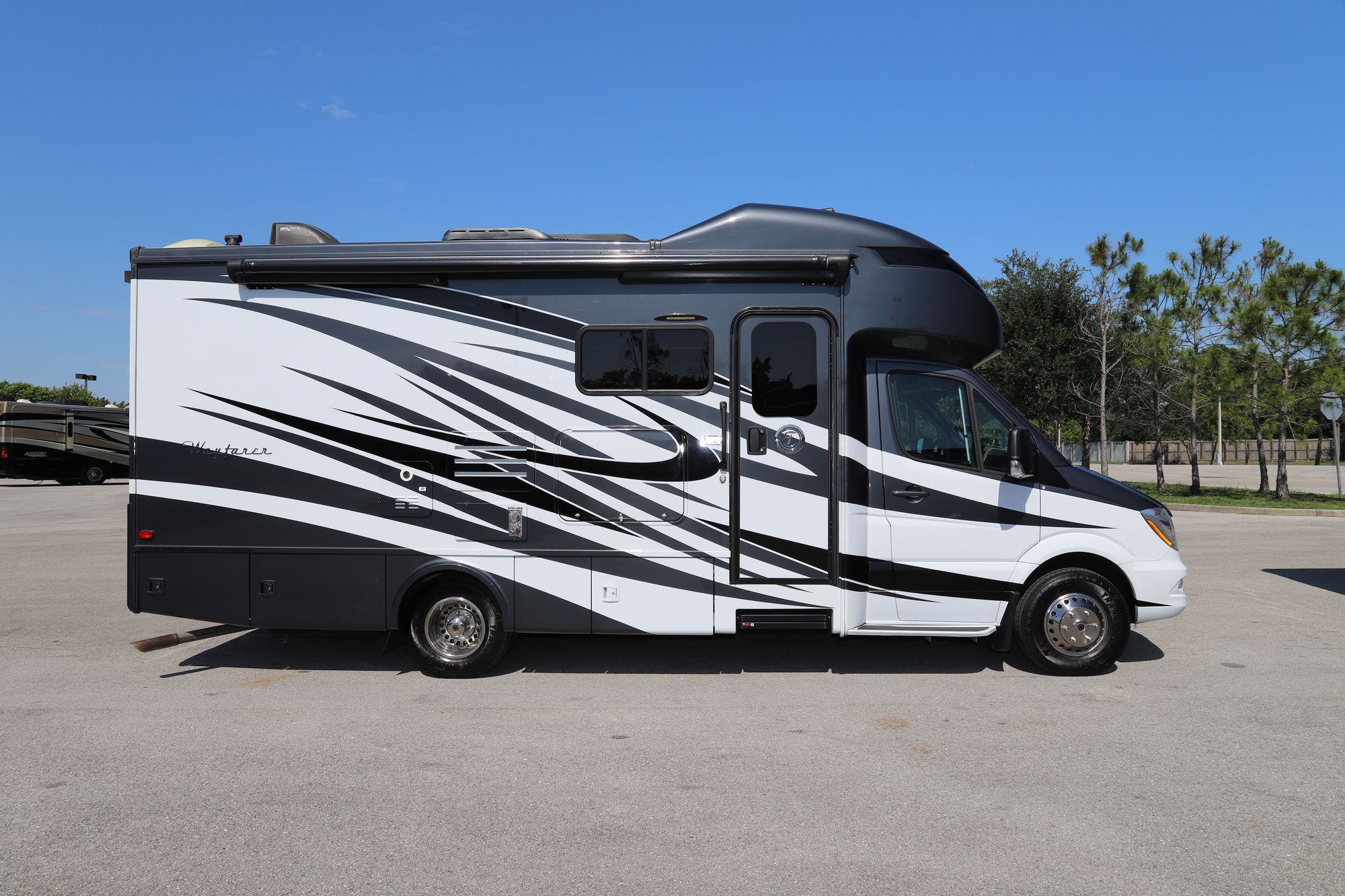 Used 2018 Tiffin Motor Homes Wayfarer 24FW Class C  For Sale