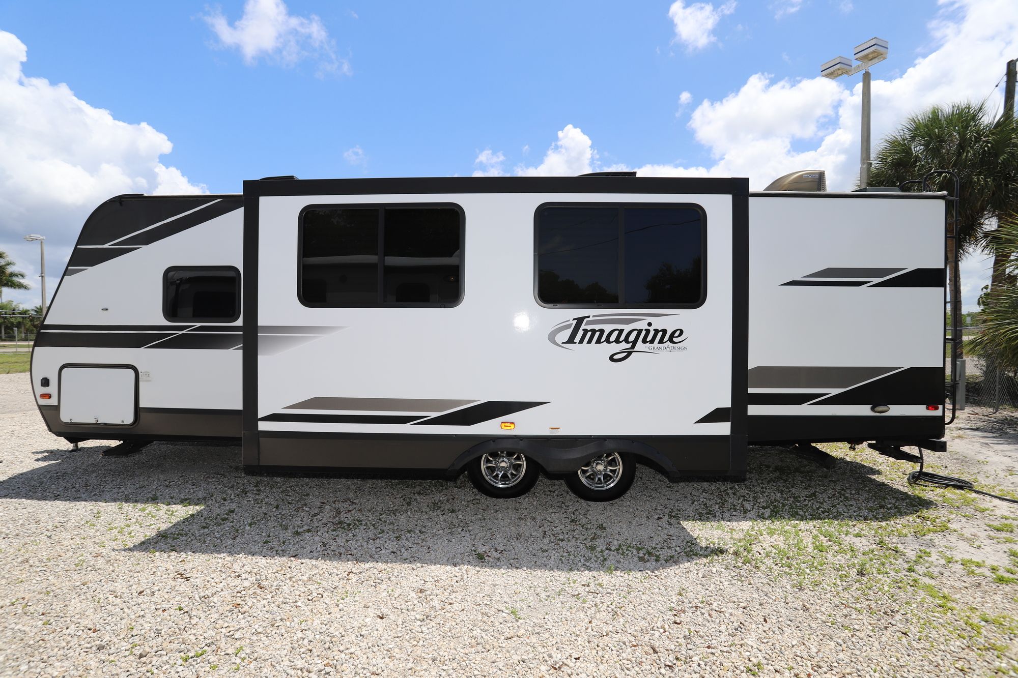 Used 2019 Grand Design Imagine 2800BH Travel Trailer  For Sale