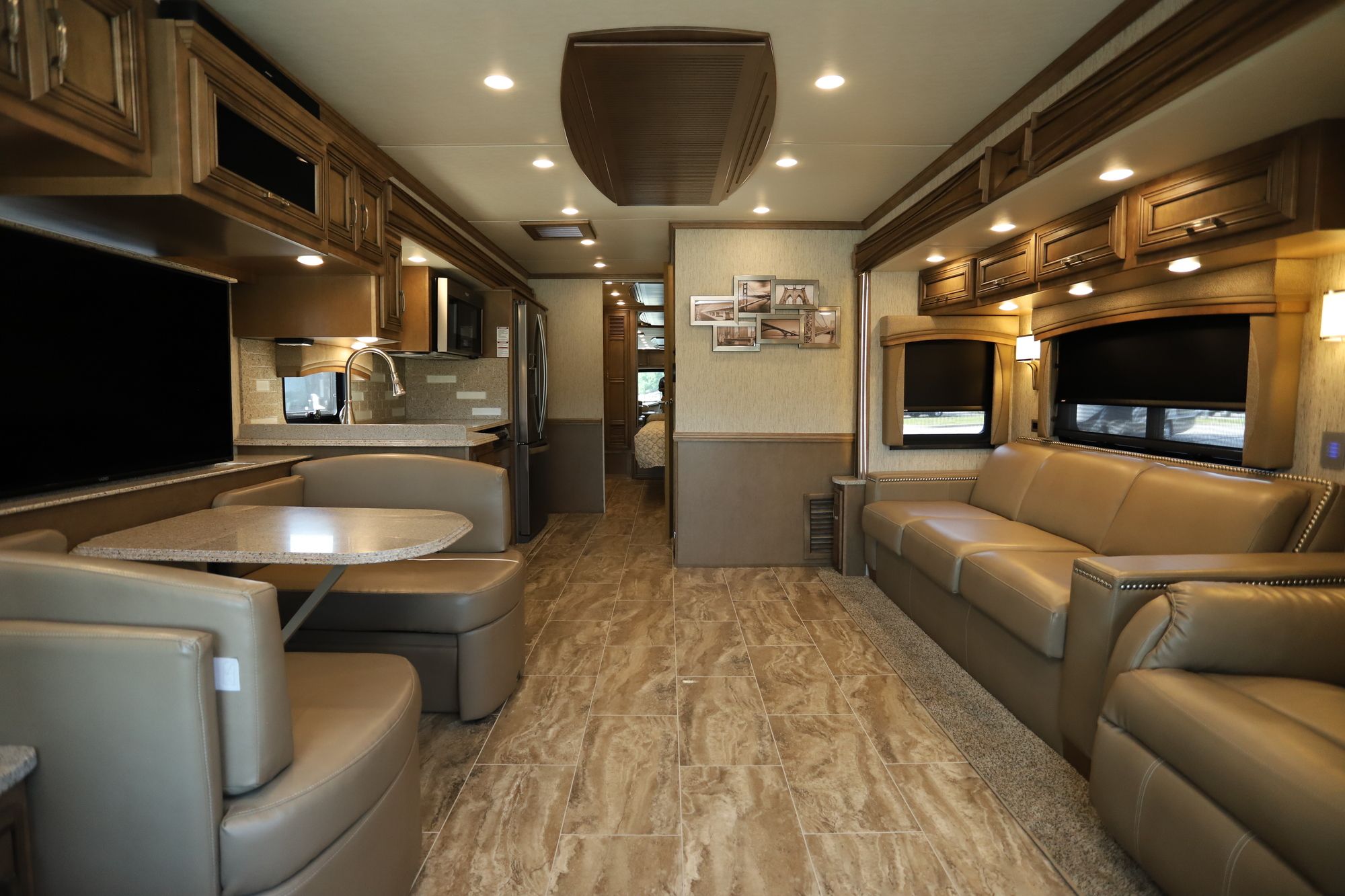 Used 2019 Newmar Ventana Le 3412 Class A  For Sale