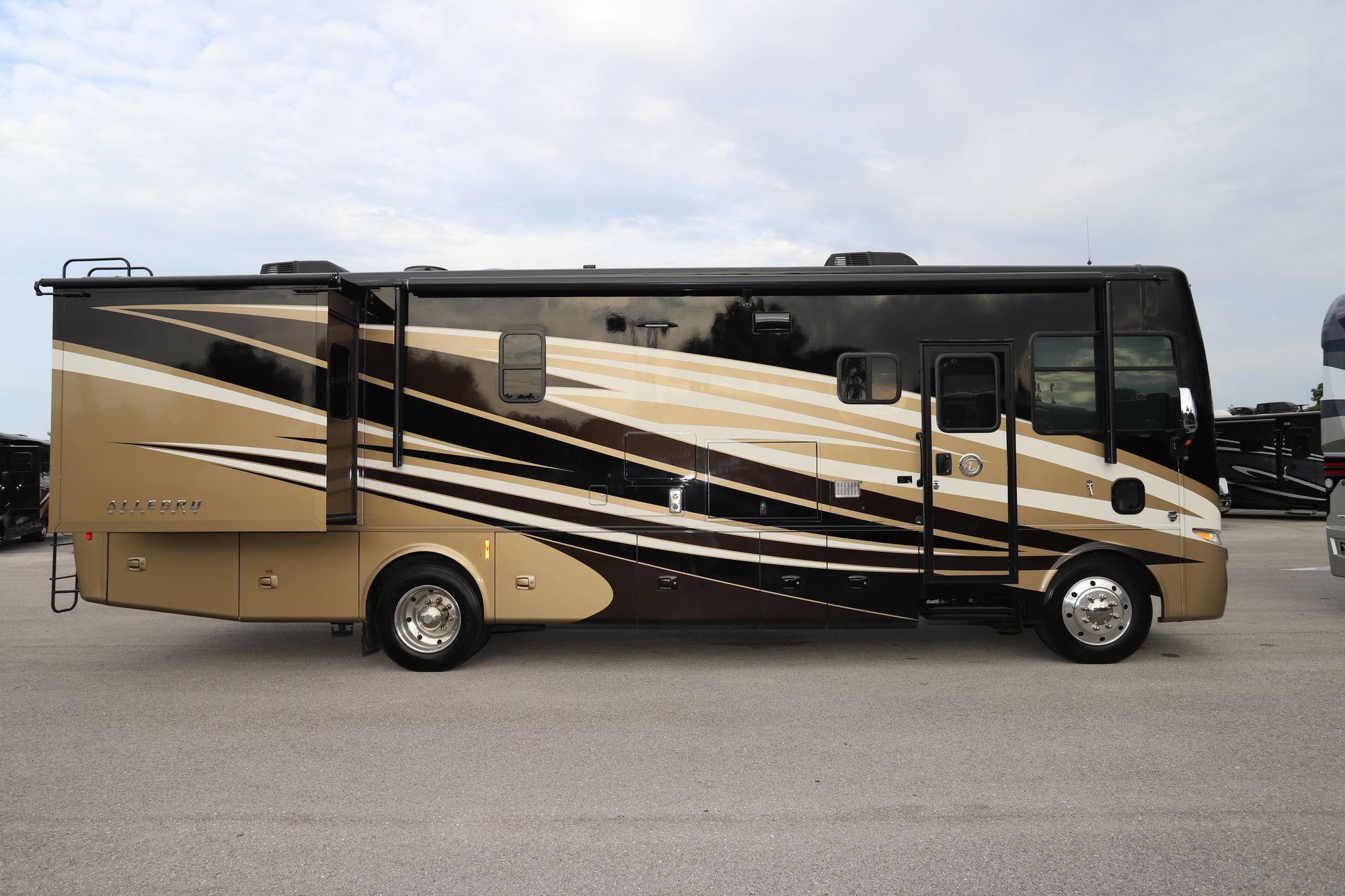 Used 2017 Tiffin Motor Homes Allegro 32SA Class A  For Sale