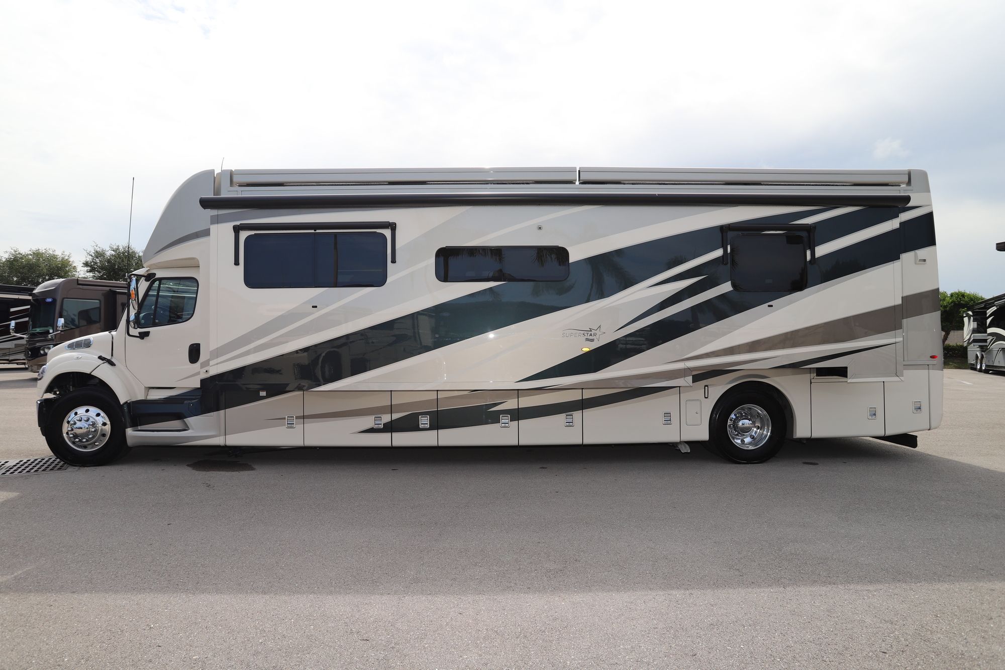 New 2021 Newmar Super Star 4061 Super C  For Sale