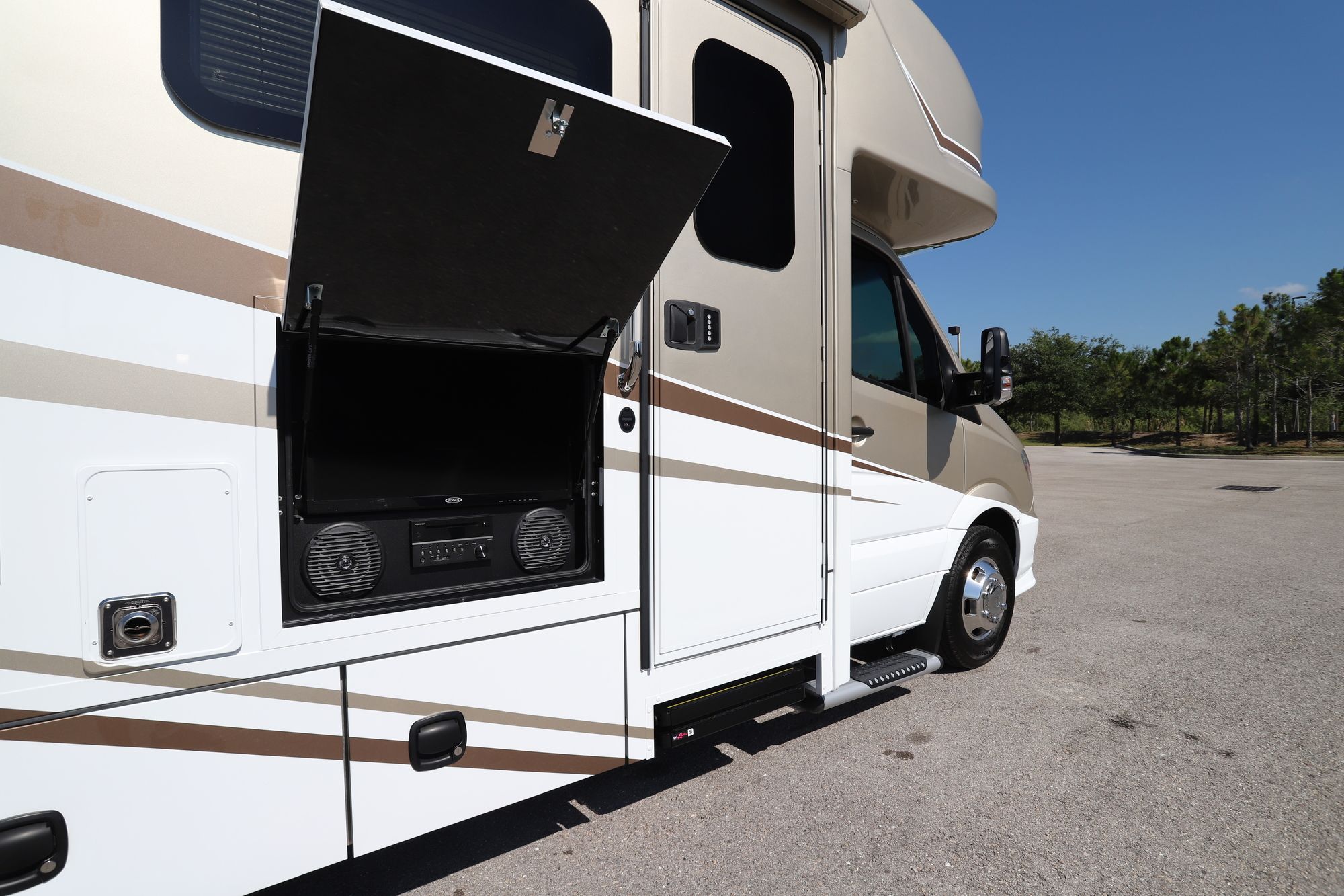 Used 2020 Renegade Rv Vienna 25FW Class C  For Sale