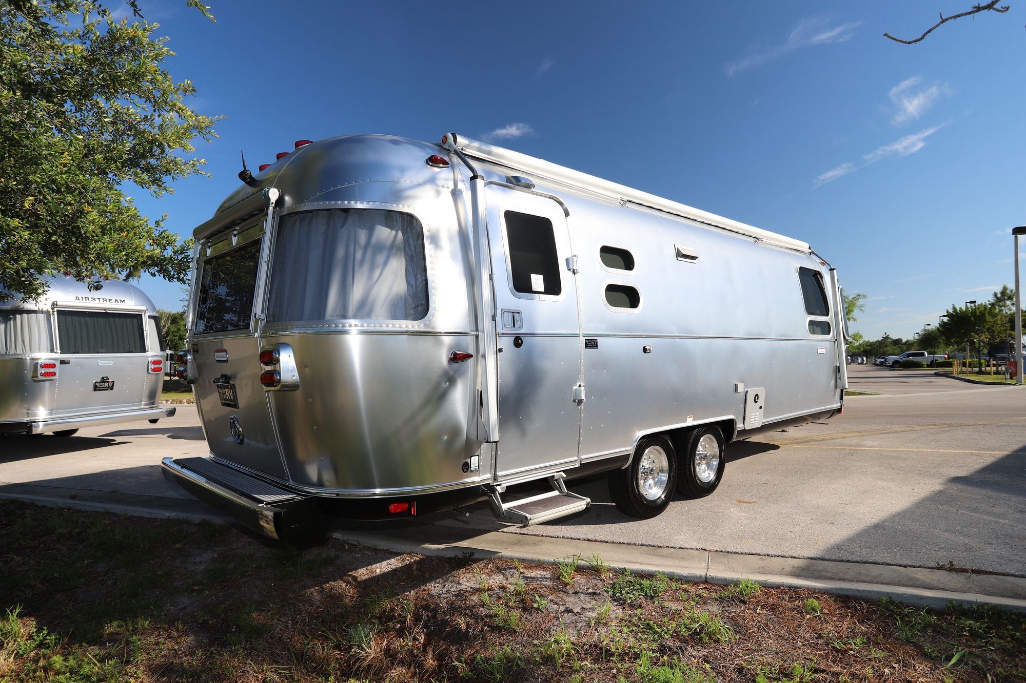 New 2021 Airstream International 27FB Travel Trailer  For Sale