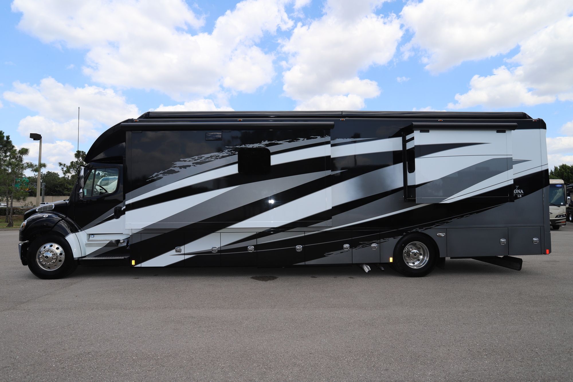 Used 2021 Renegade Rv Verona Le 40LRB Super C  For Sale