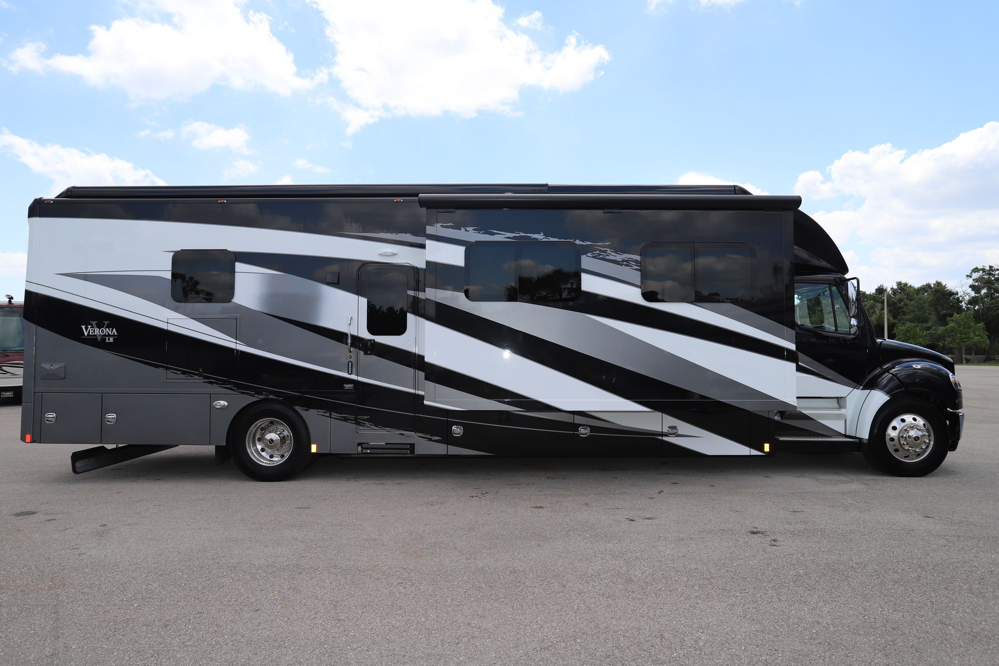 Used 2021 Renegade Rv Verona Le 40LRB Super C  For Sale