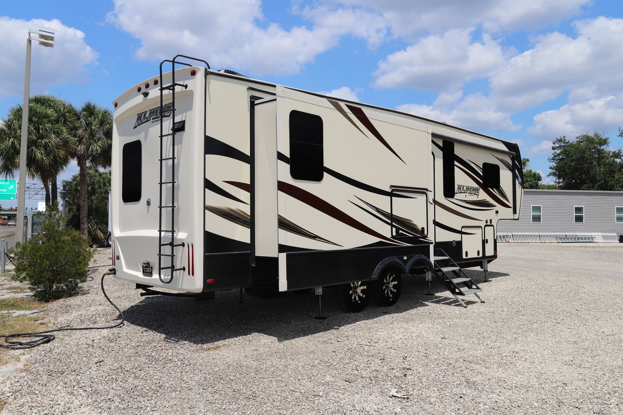 Used 2018 Keystone Alpine 3301GR Fifth Wheel  For Sale