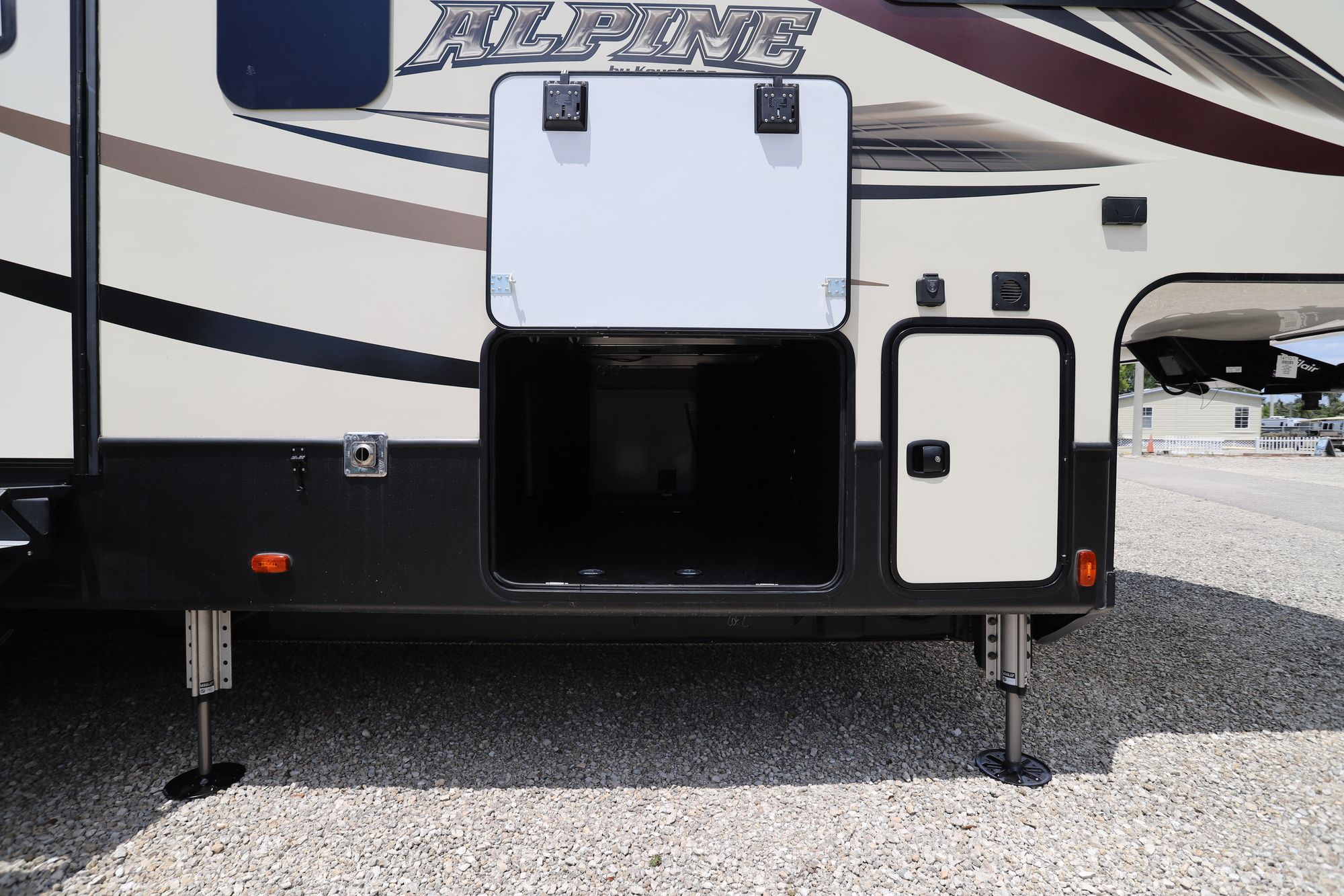 Used 2018 Keystone Alpine 3301GR Fifth Wheel  For Sale