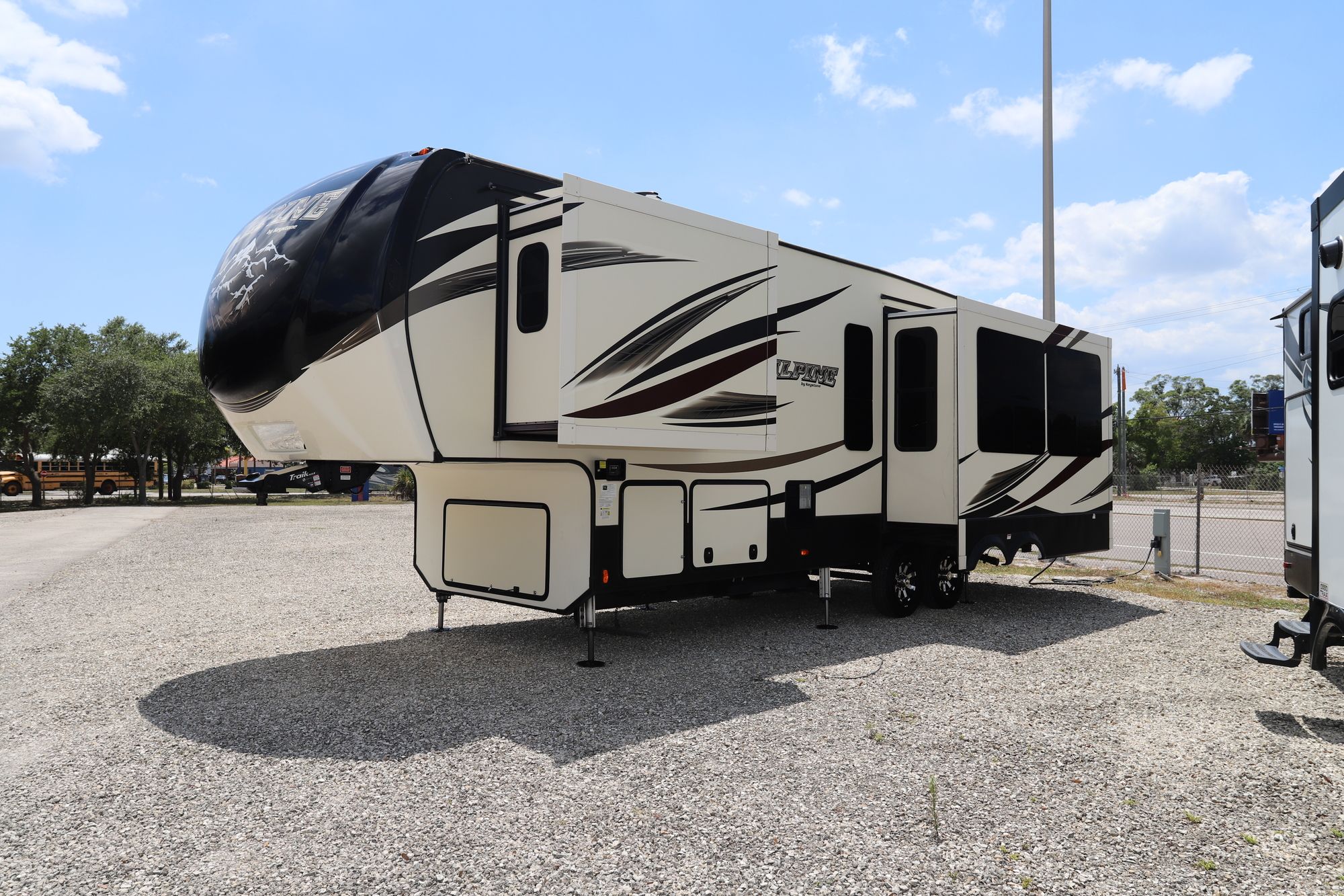 Used 2018 Keystone Alpine 3301GR Fifth Wheel  For Sale