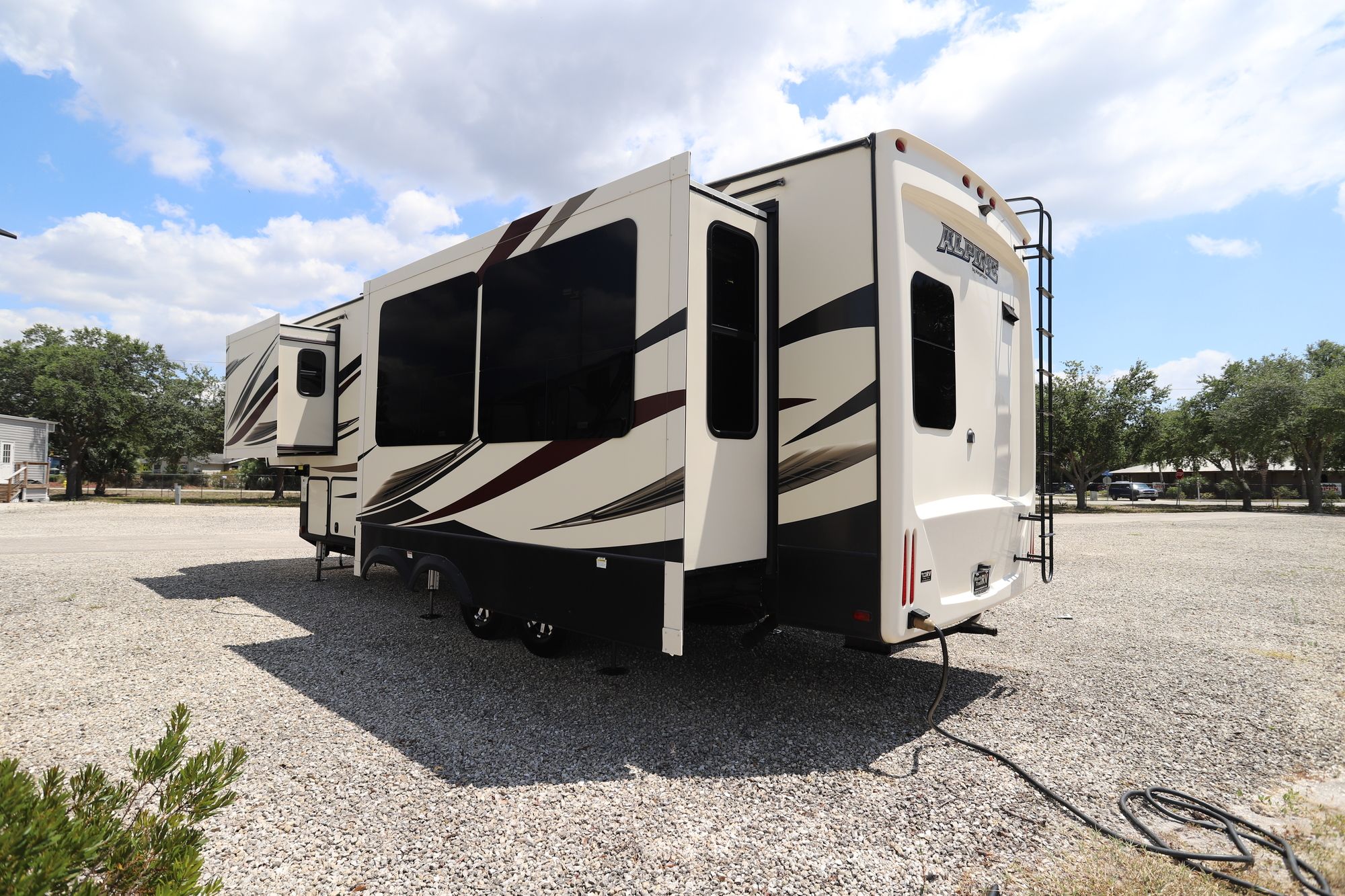 Used 2018 Keystone Alpine 3301GR Fifth Wheel  For Sale