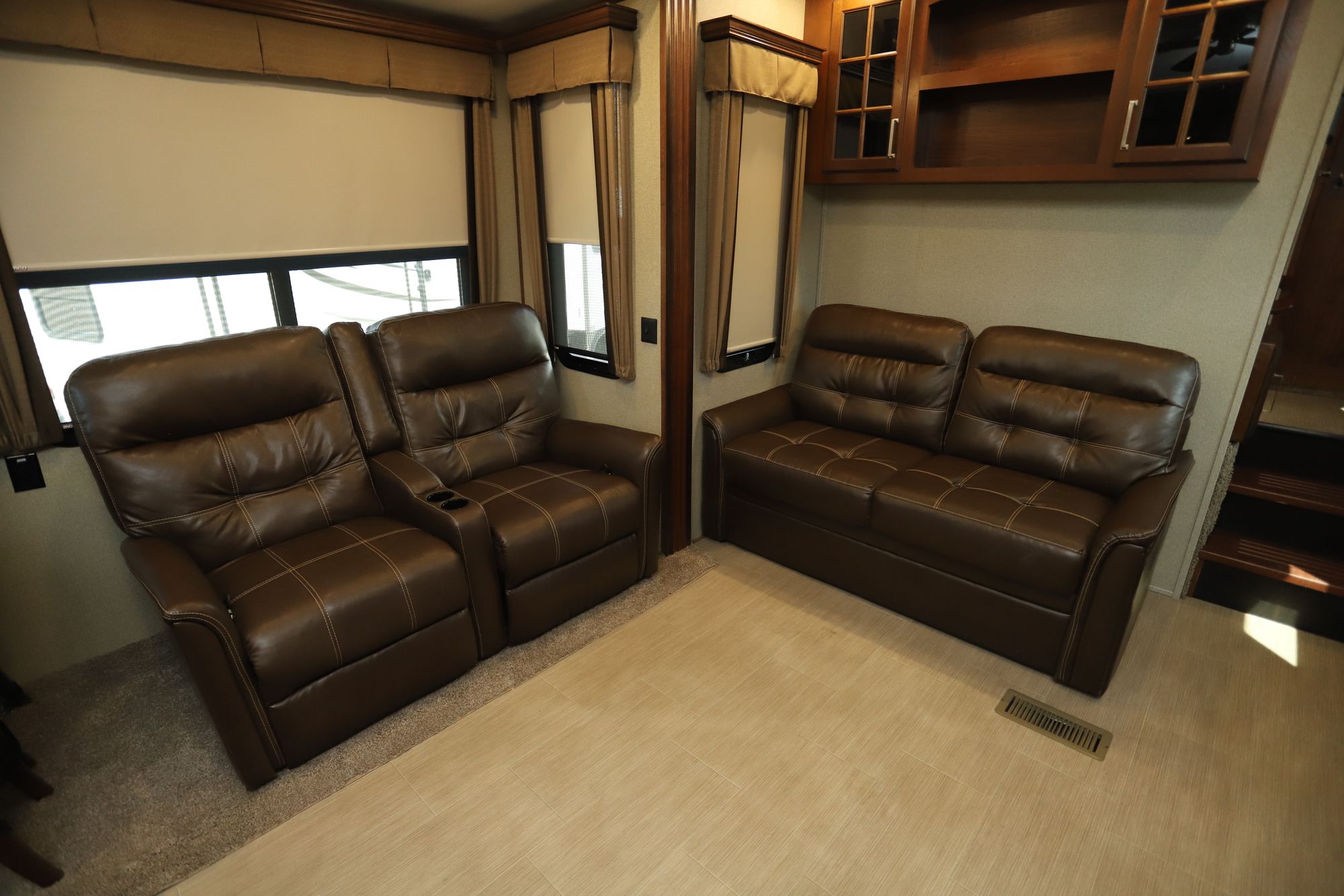 Used 2018 Keystone Alpine 3301GR Fifth Wheel  For Sale