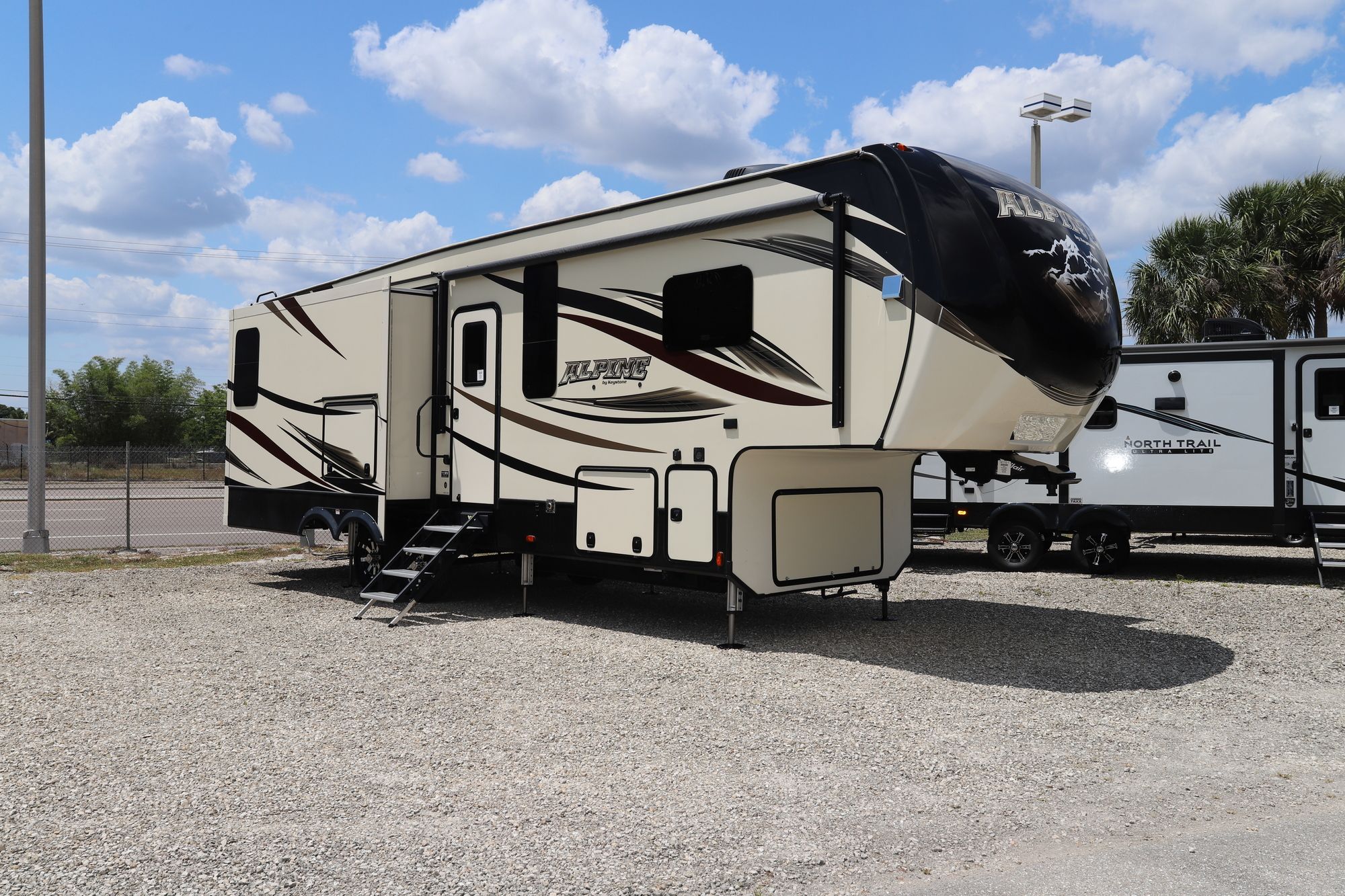 Used 2018 Keystone Alpine 3301GR Fifth Wheel  For Sale