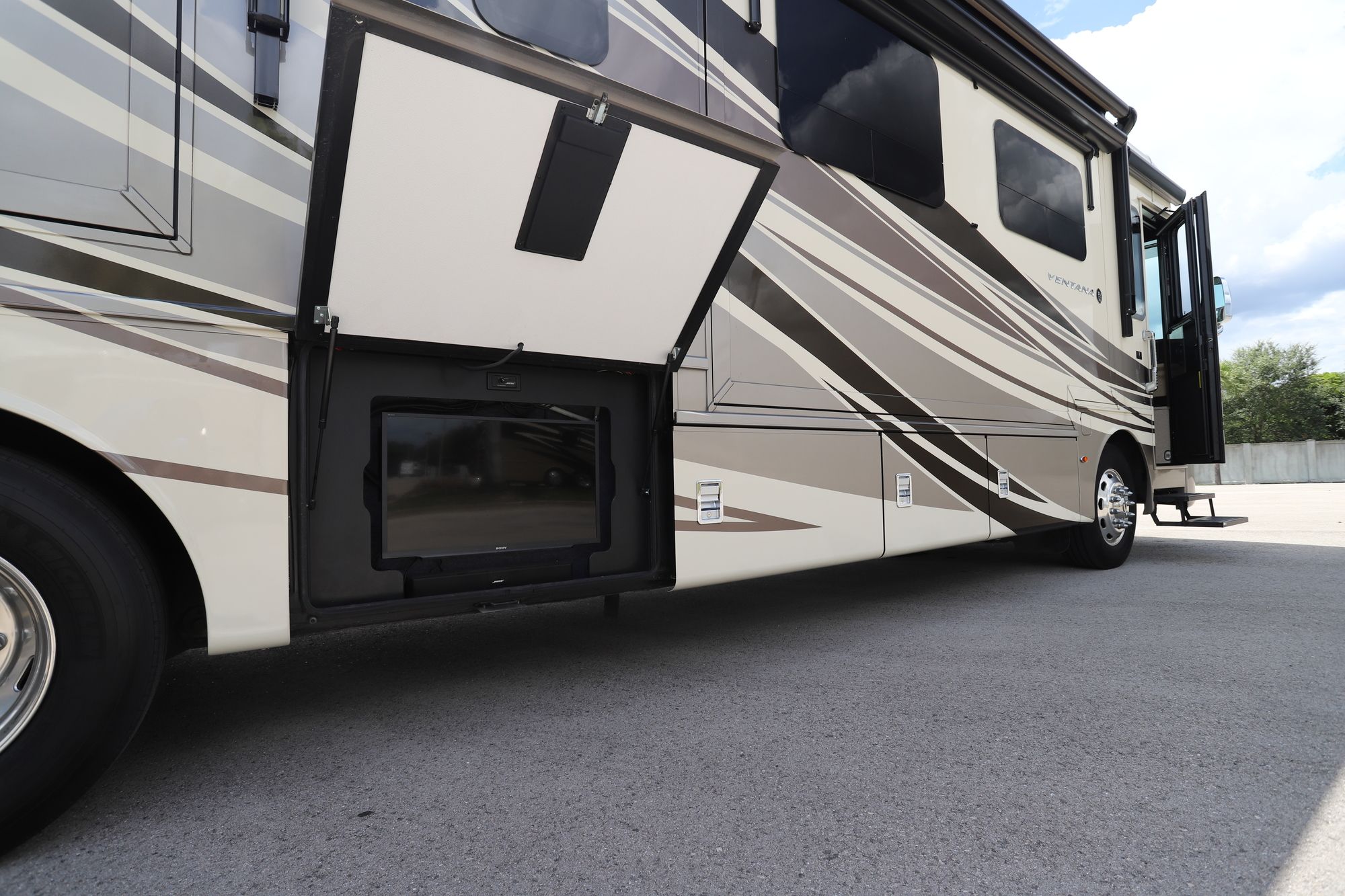 Used 2018 Newmar Ventana 4002 Class A  For Sale