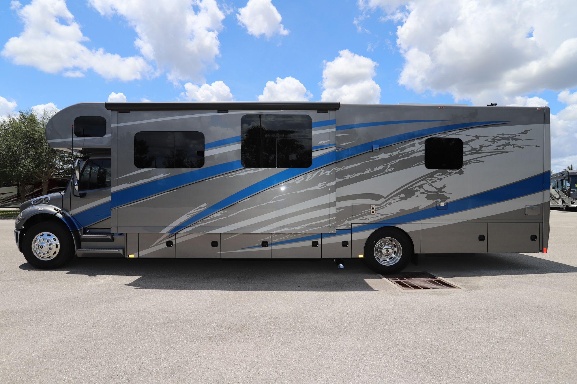 Used 2021 Renegade Rv Valencia 38RB Super C  For Sale