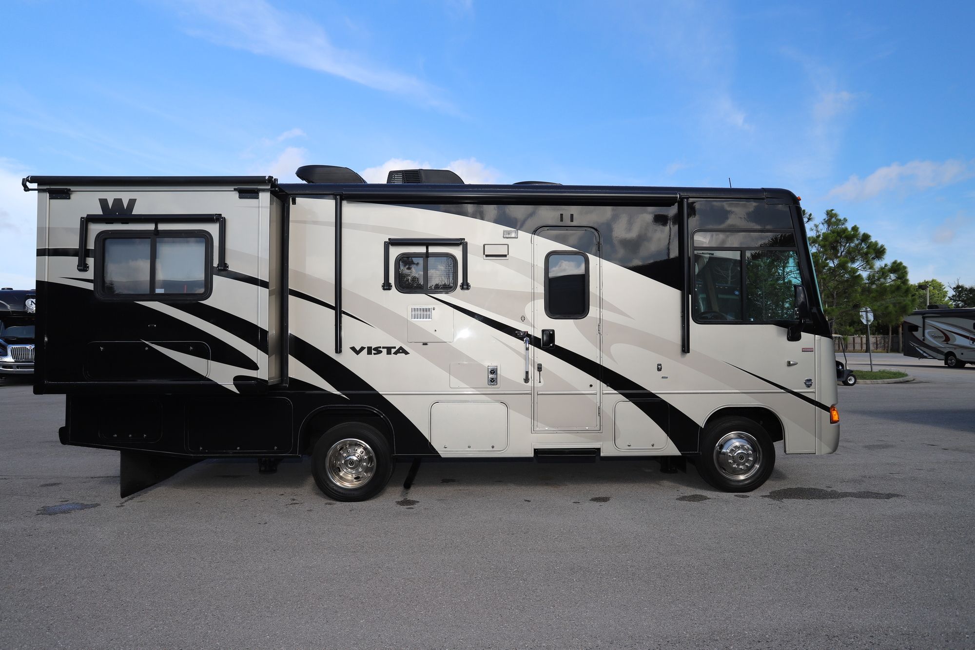 Used 2011 Winnebago Vista 26P Class A  For Sale