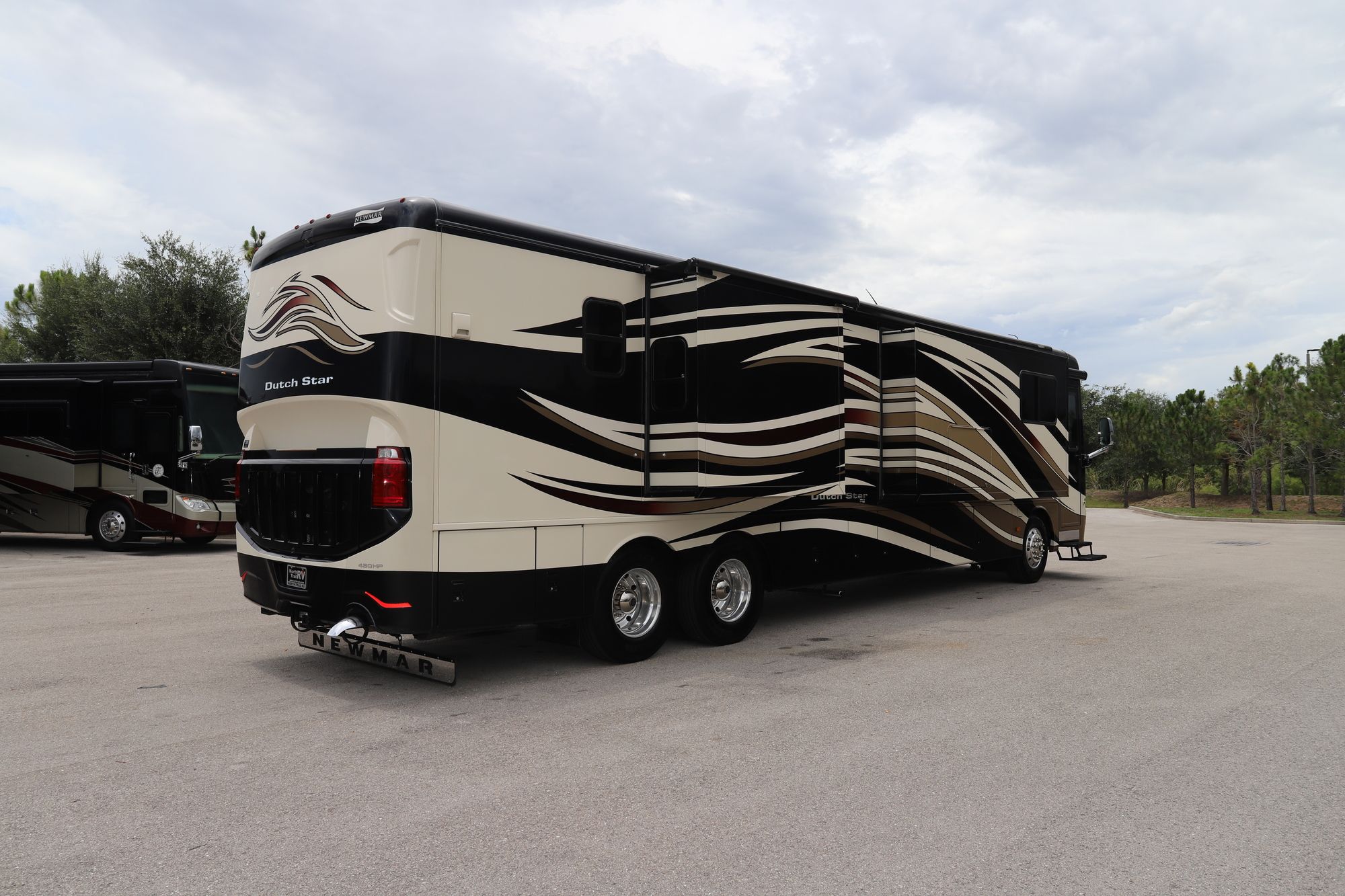 Used 2013 Newmar Dutch Star 4318 Class A  For Sale