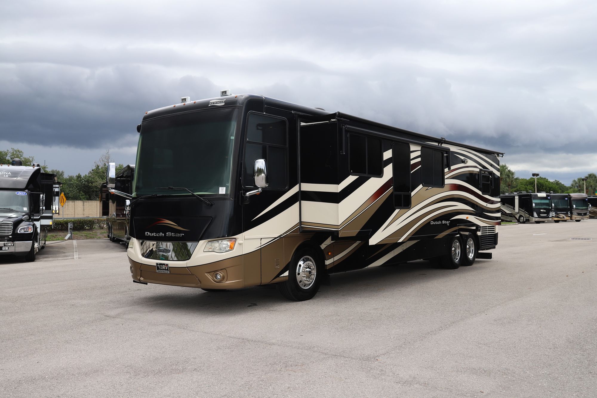 Used 2013 Newmar Dutch Star 4318 Class A  For Sale