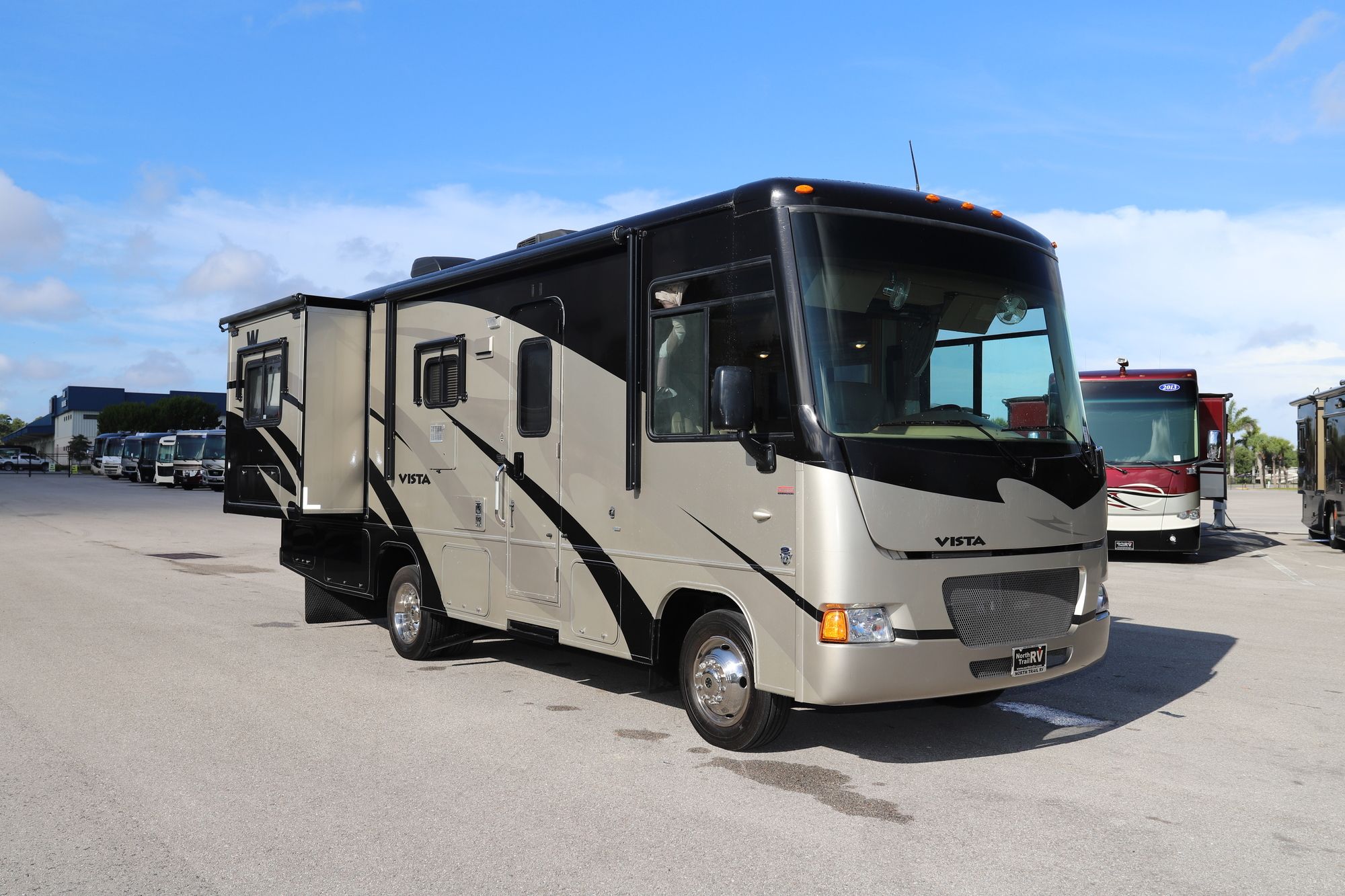 Used 2011 Winnebago Vista 26P Class A  For Sale