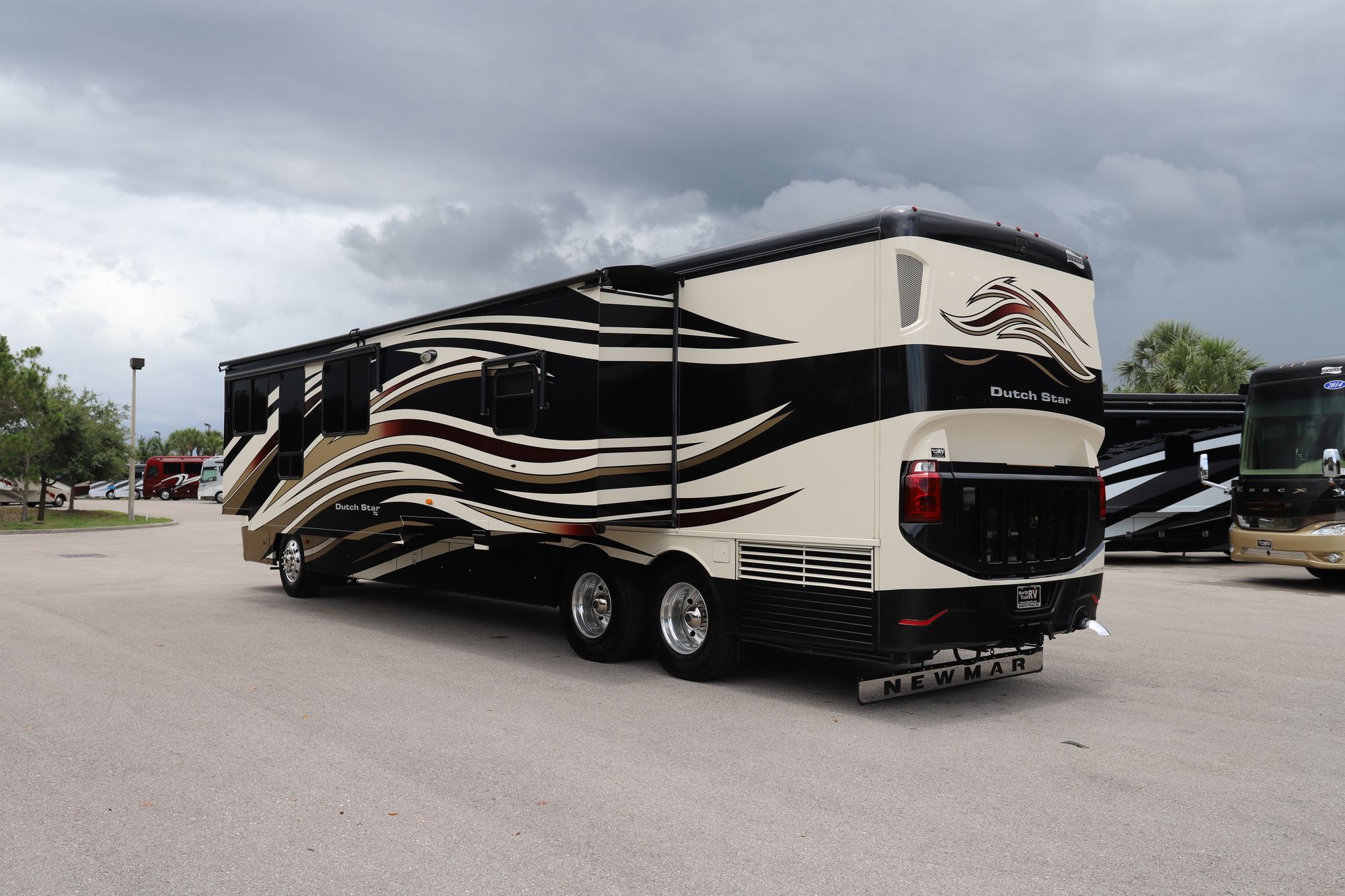 Used 2013 Newmar Dutch Star 4318 Class A  For Sale