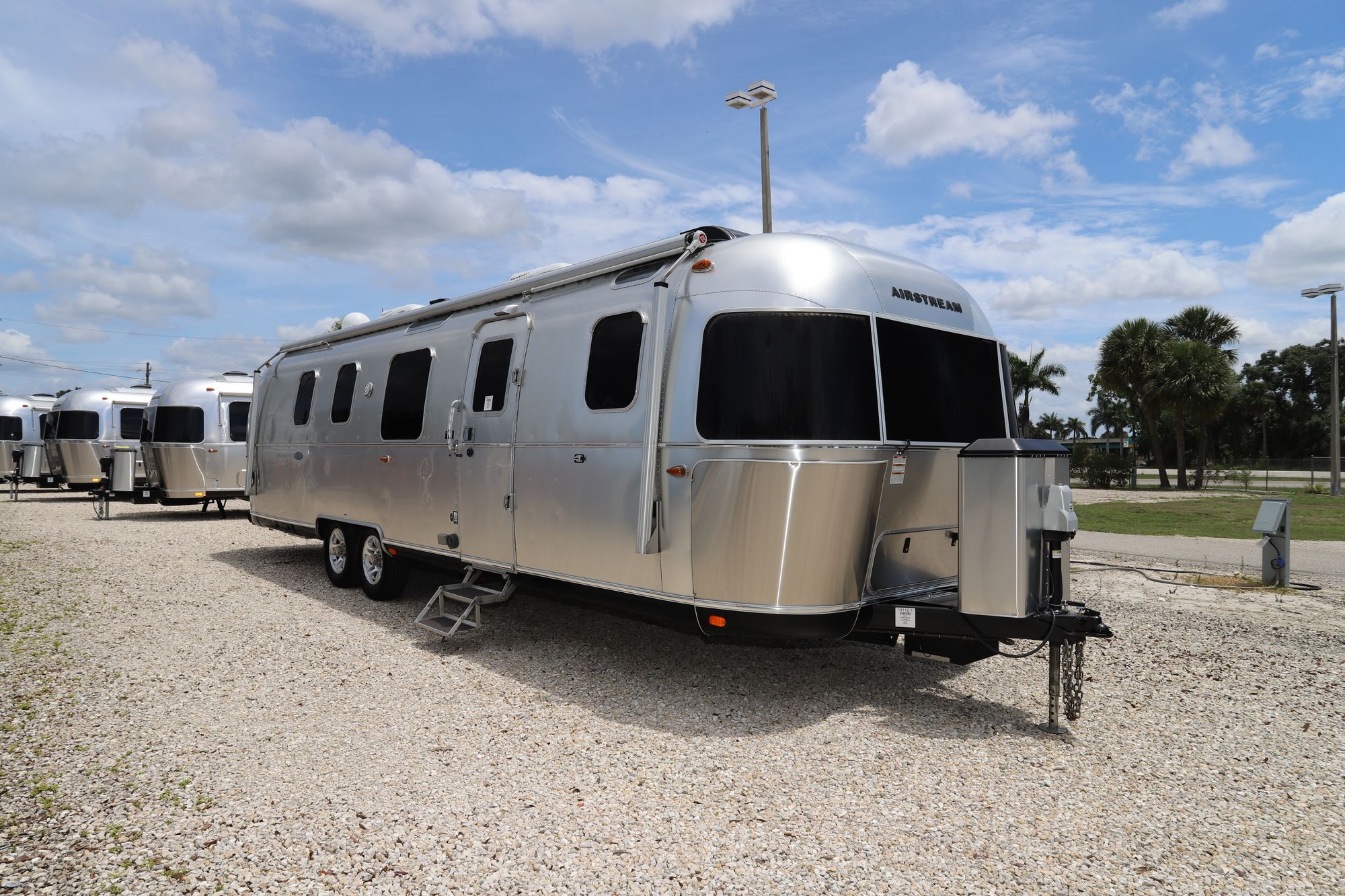 Used 2018 Airstream Classic 33FB Travel Trailer  For Sale