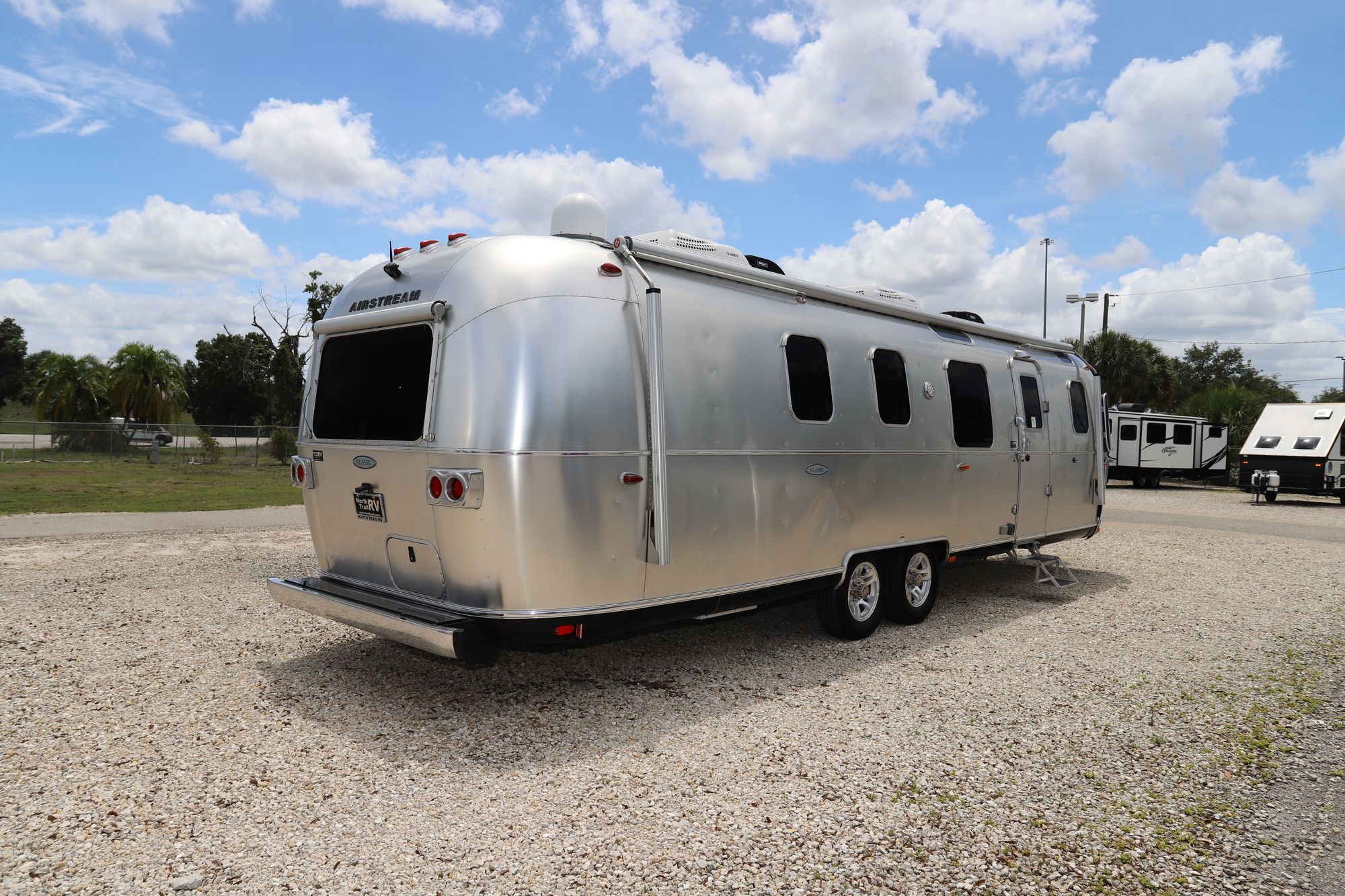 Used 2018 Airstream Classic 33FB Travel Trailer  For Sale