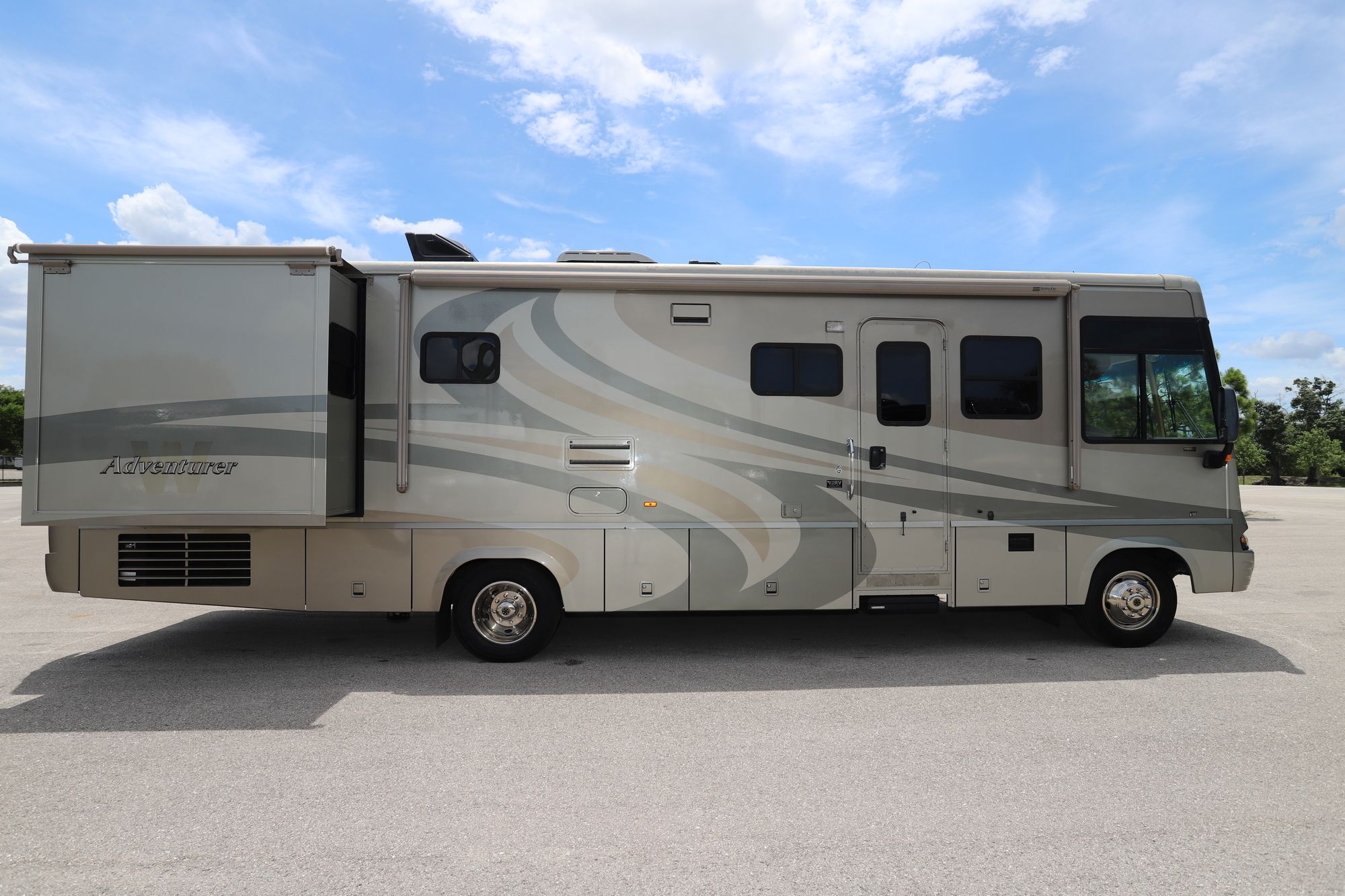 Used 2005 Winnebago Adventurer 33V Class A  For Sale