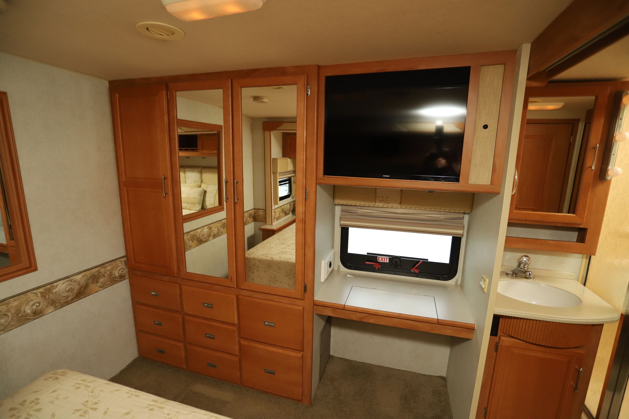 Used 2005 Winnebago Adventurer 33V Class A  For Sale