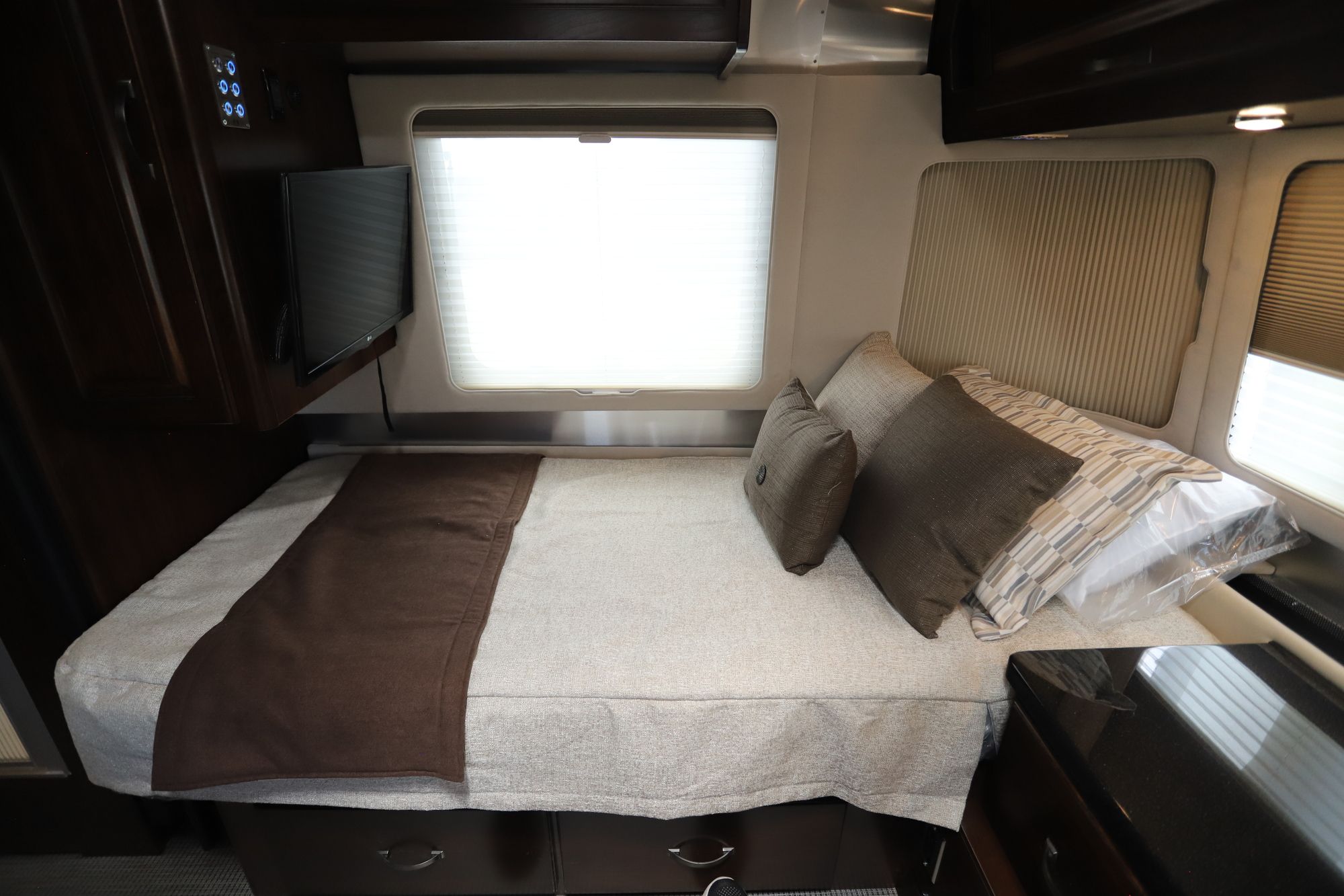 New 2021 Airstream Classic 30RB Travel Trailer  For Sale