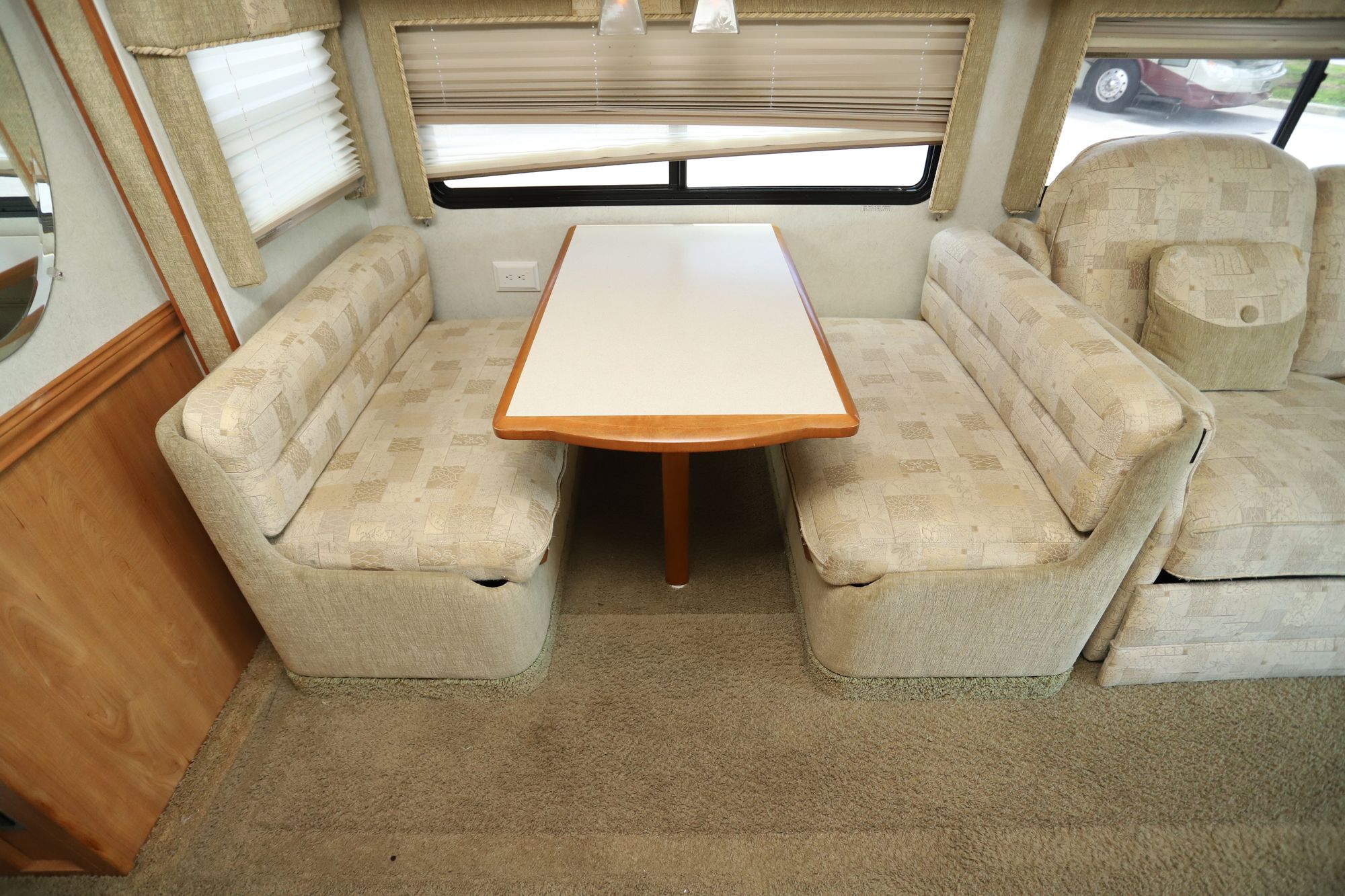 Used 2005 Winnebago Adventurer 33V Class A  For Sale