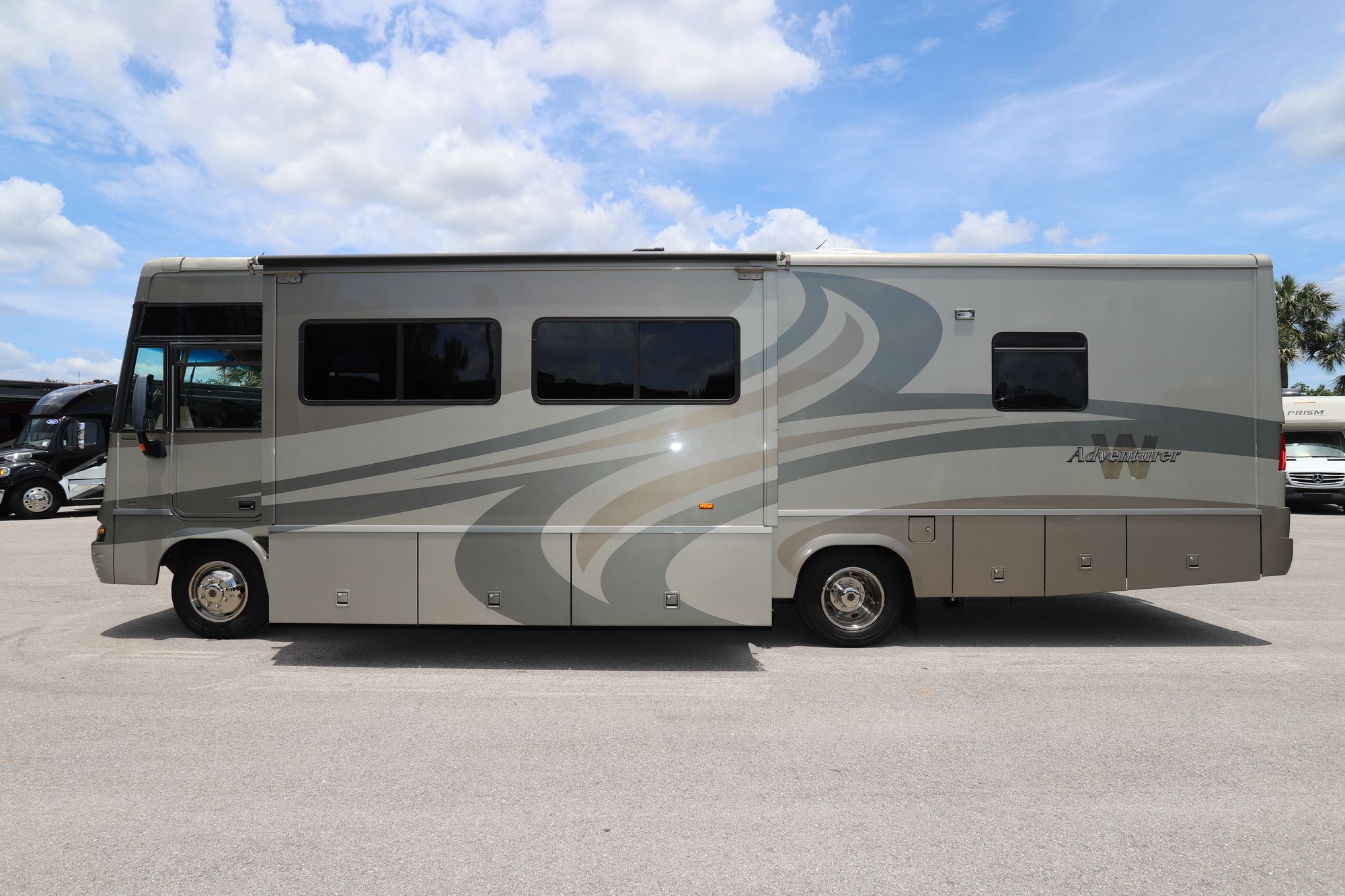 Used 2005 Winnebago Adventurer 33V Class A  For Sale