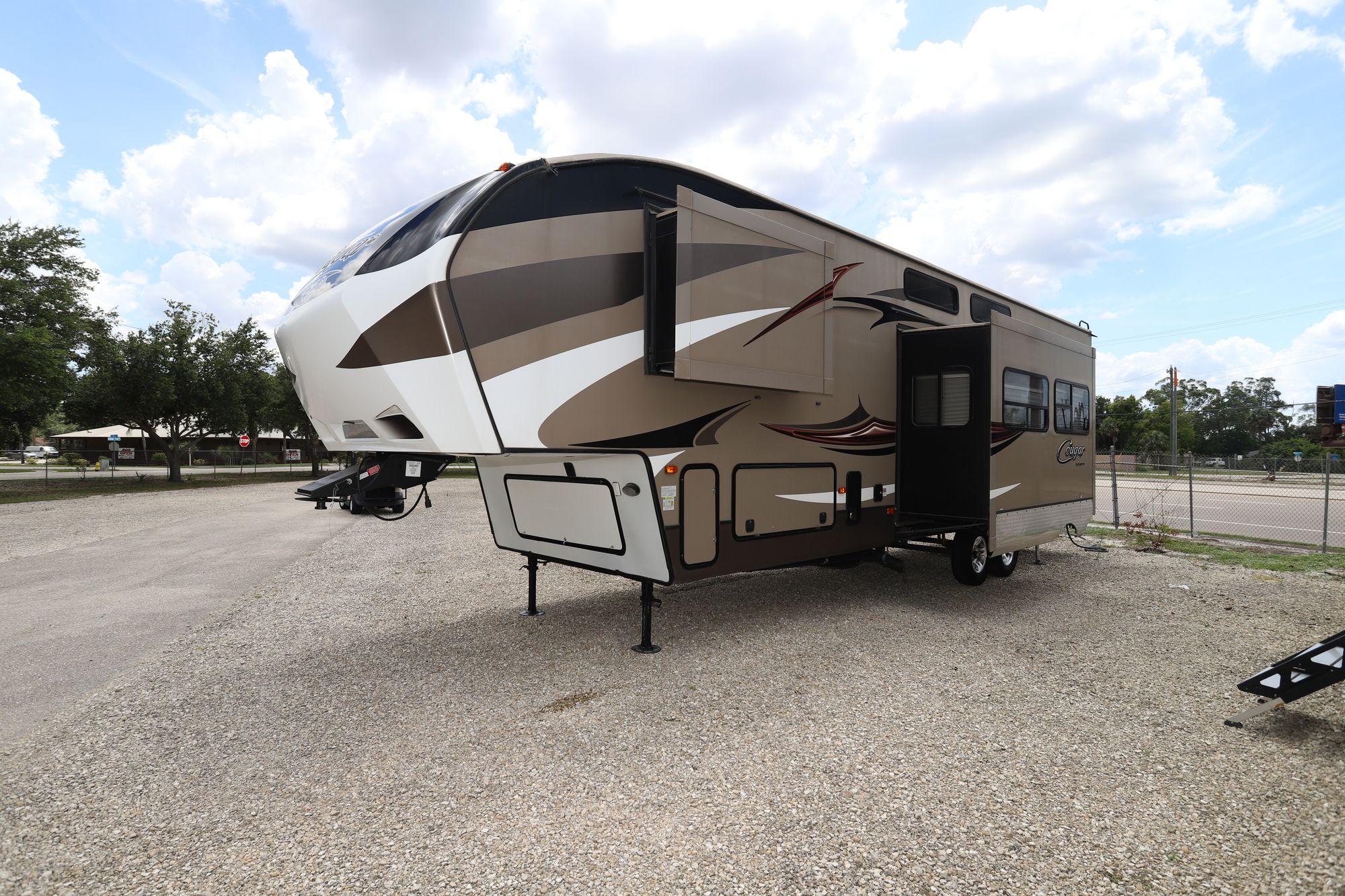 Used 2015 Keystone Cougar 326SRX Fifth Wheel  For Sale