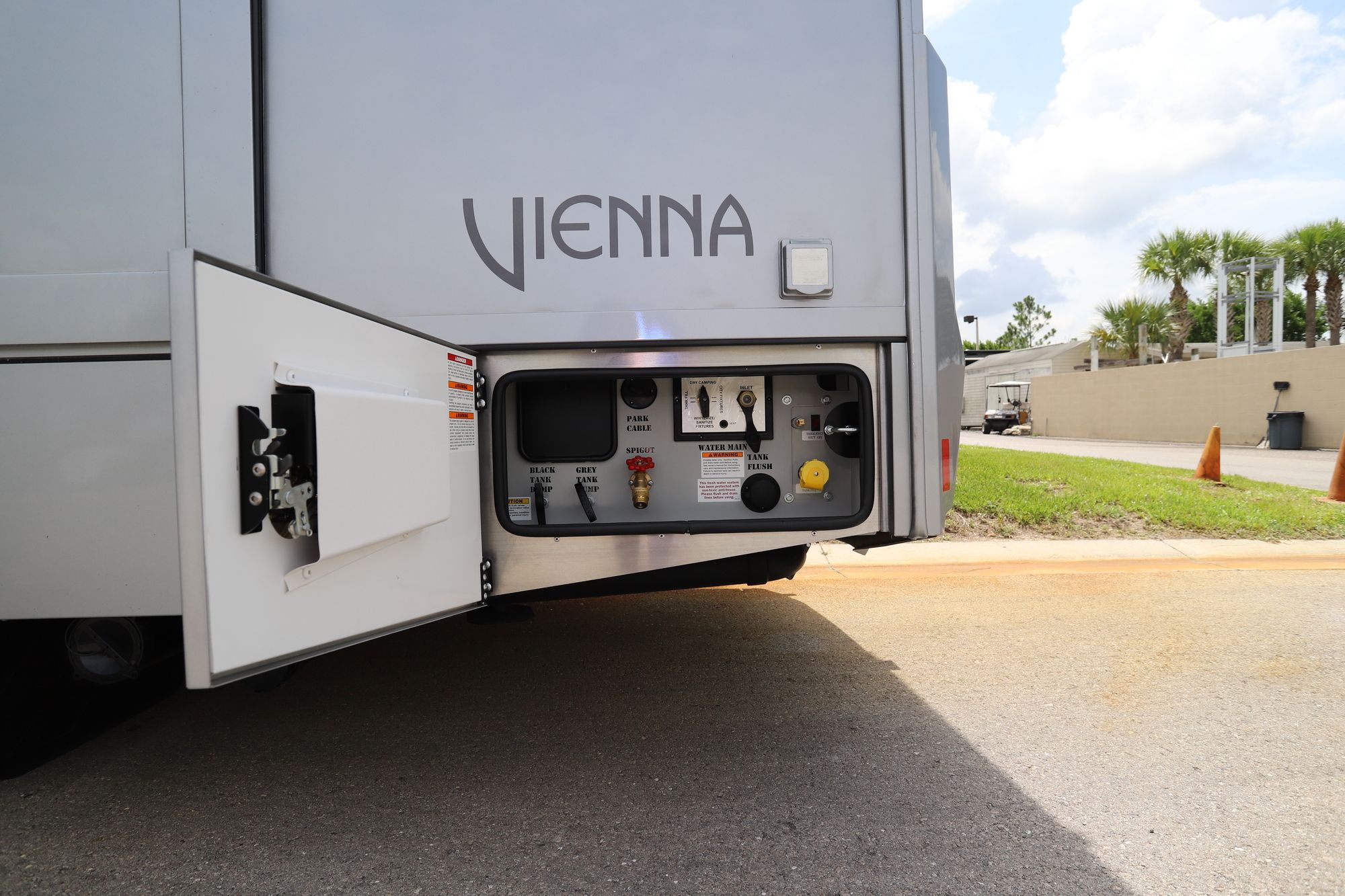 New 2022 Renegade Rv Vienna 25VRMC Class C  For Sale