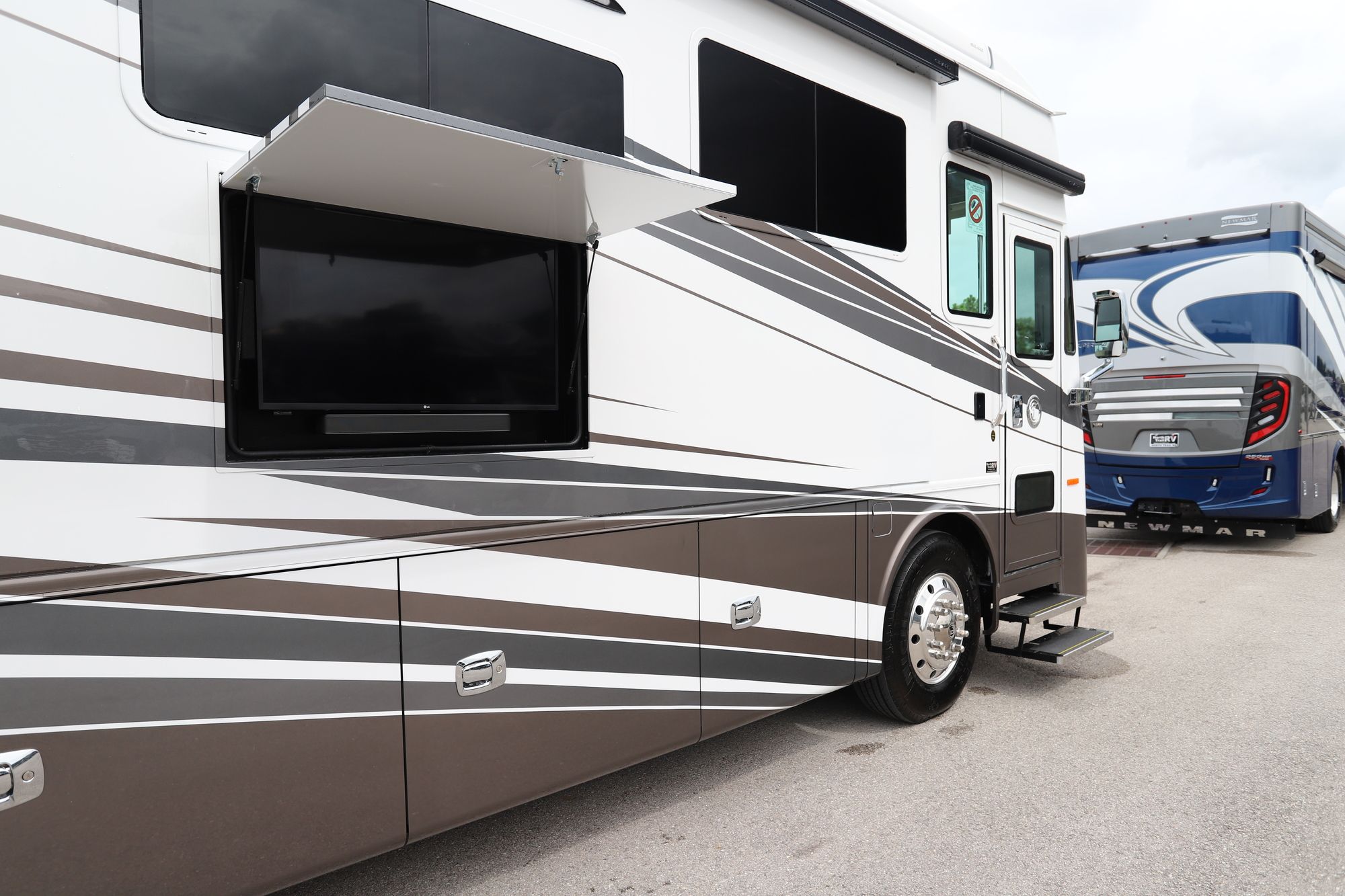 New 2022 Tiffin Motor Homes Phaeton 40IH Class A  For Sale