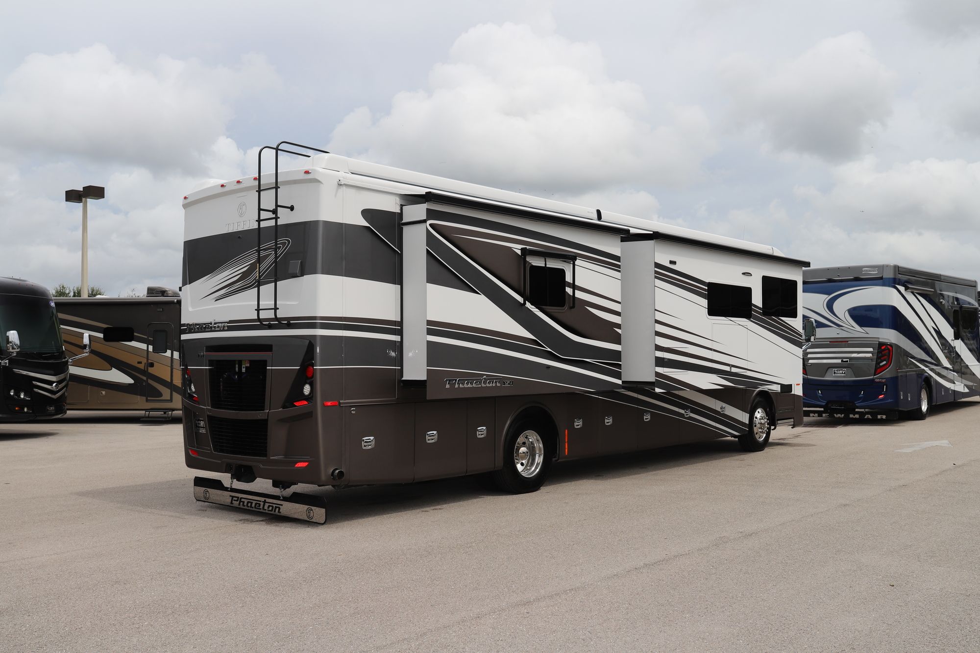 New 2022 Tiffin Motor Homes Phaeton 40IH Class A  For Sale