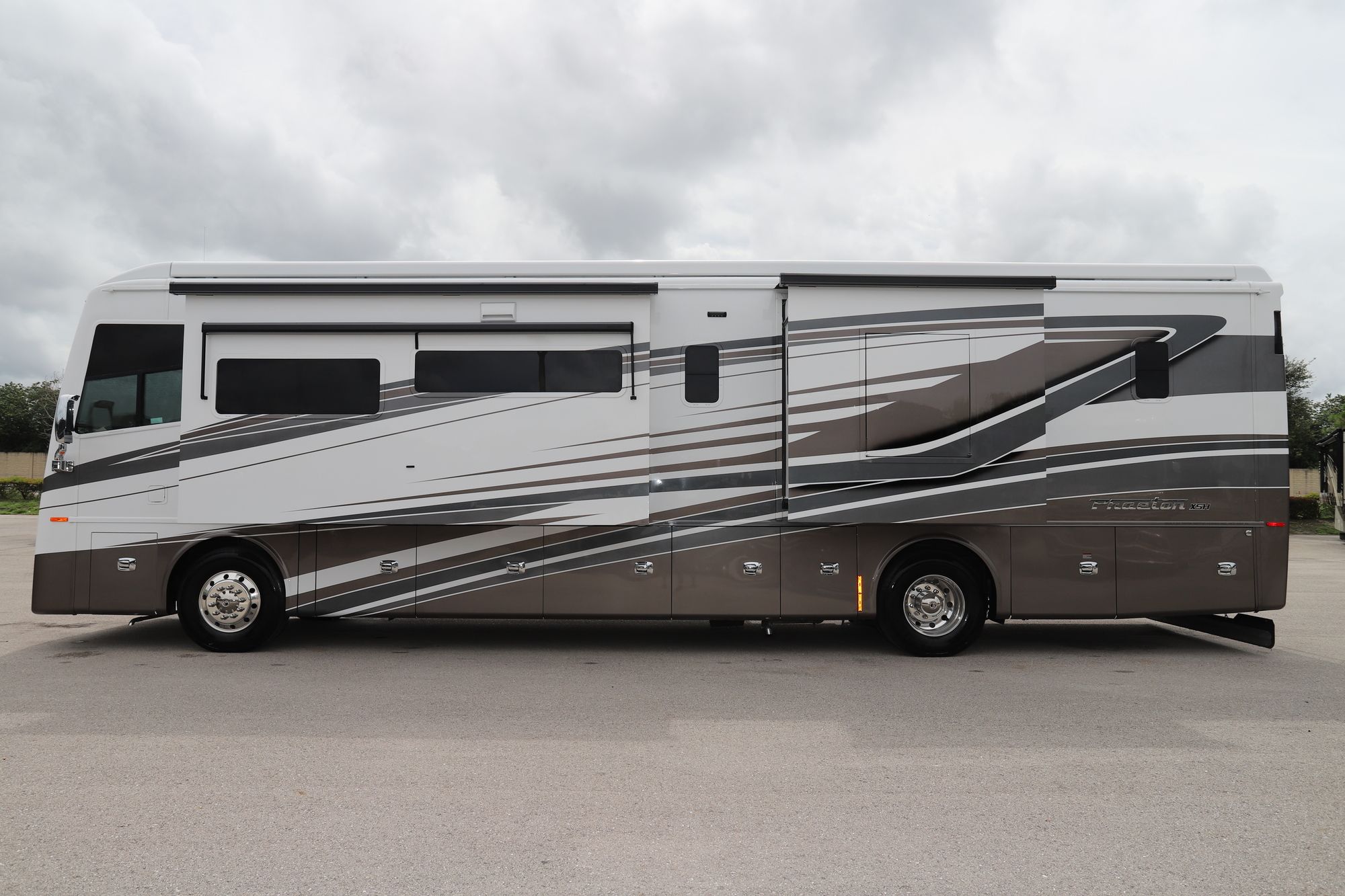 New 2022 Tiffin Motor Homes Phaeton 40IH Class A  For Sale