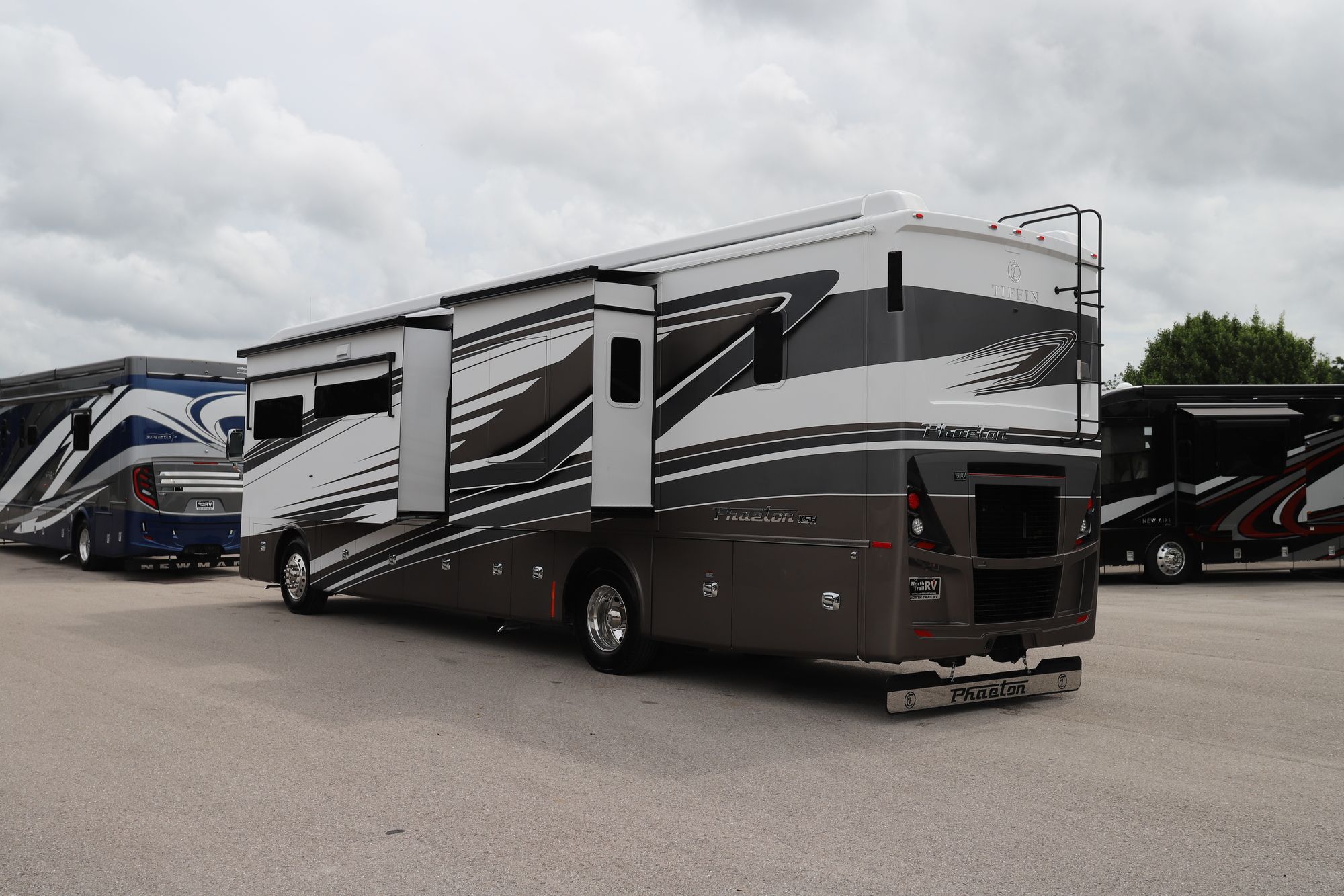 New 2022 Tiffin Motor Homes Phaeton 40IH Class A  For Sale