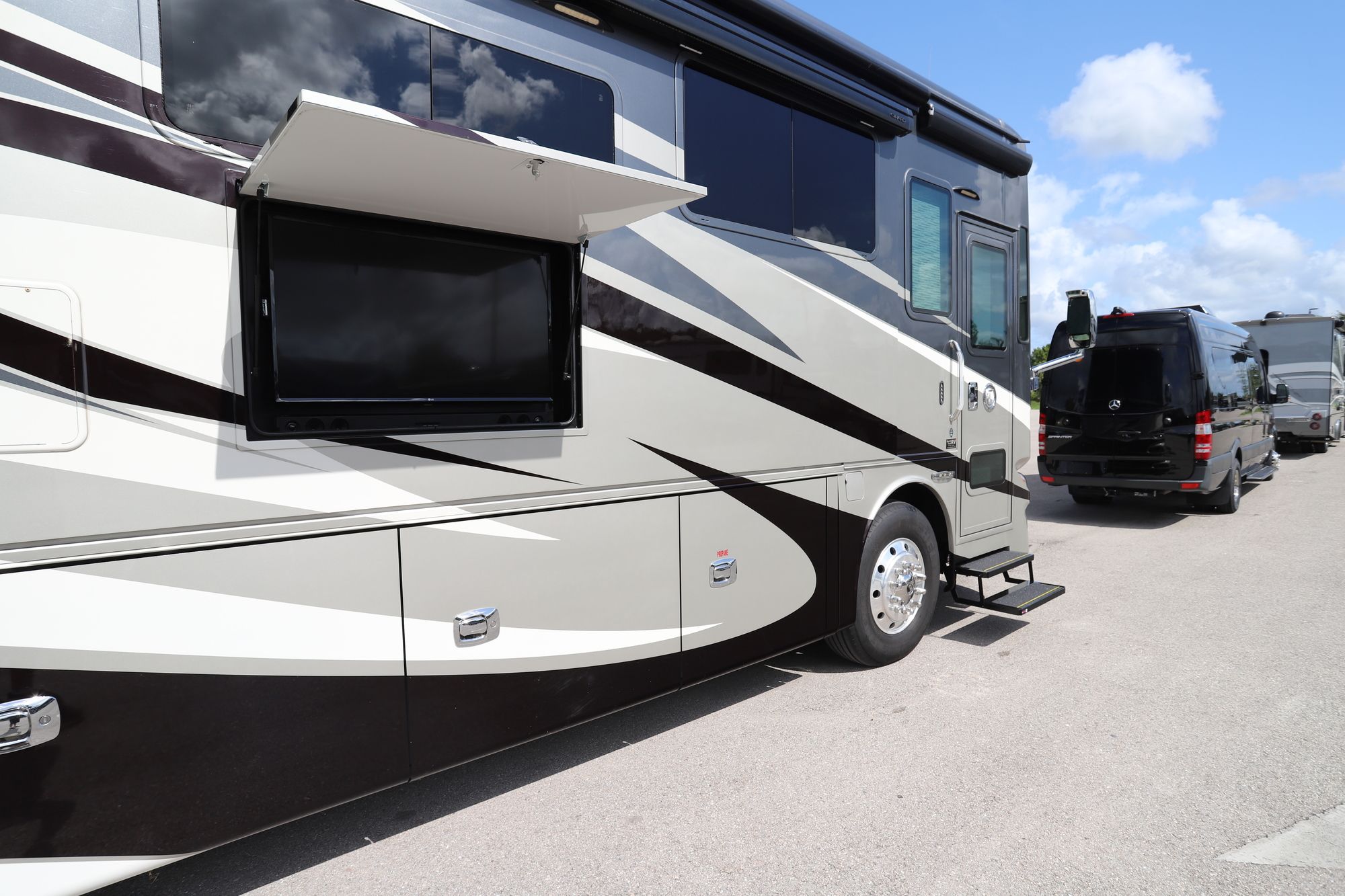 Used 2018 Tiffin Motor Homes Phaeton 40IH Class A  For Sale