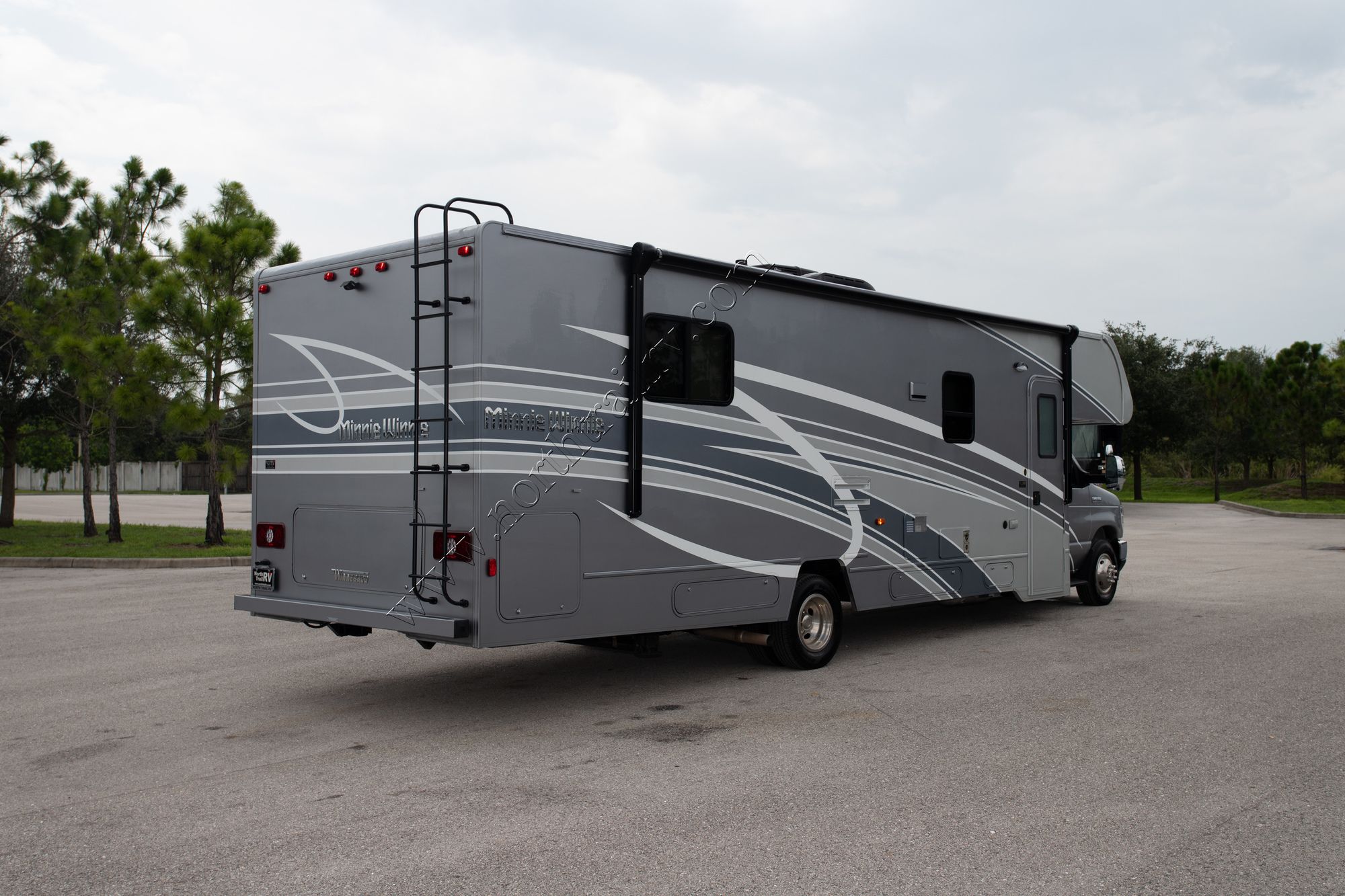 Used 2021 Winnebago Minnie Winnie 31K Class C  For Sale