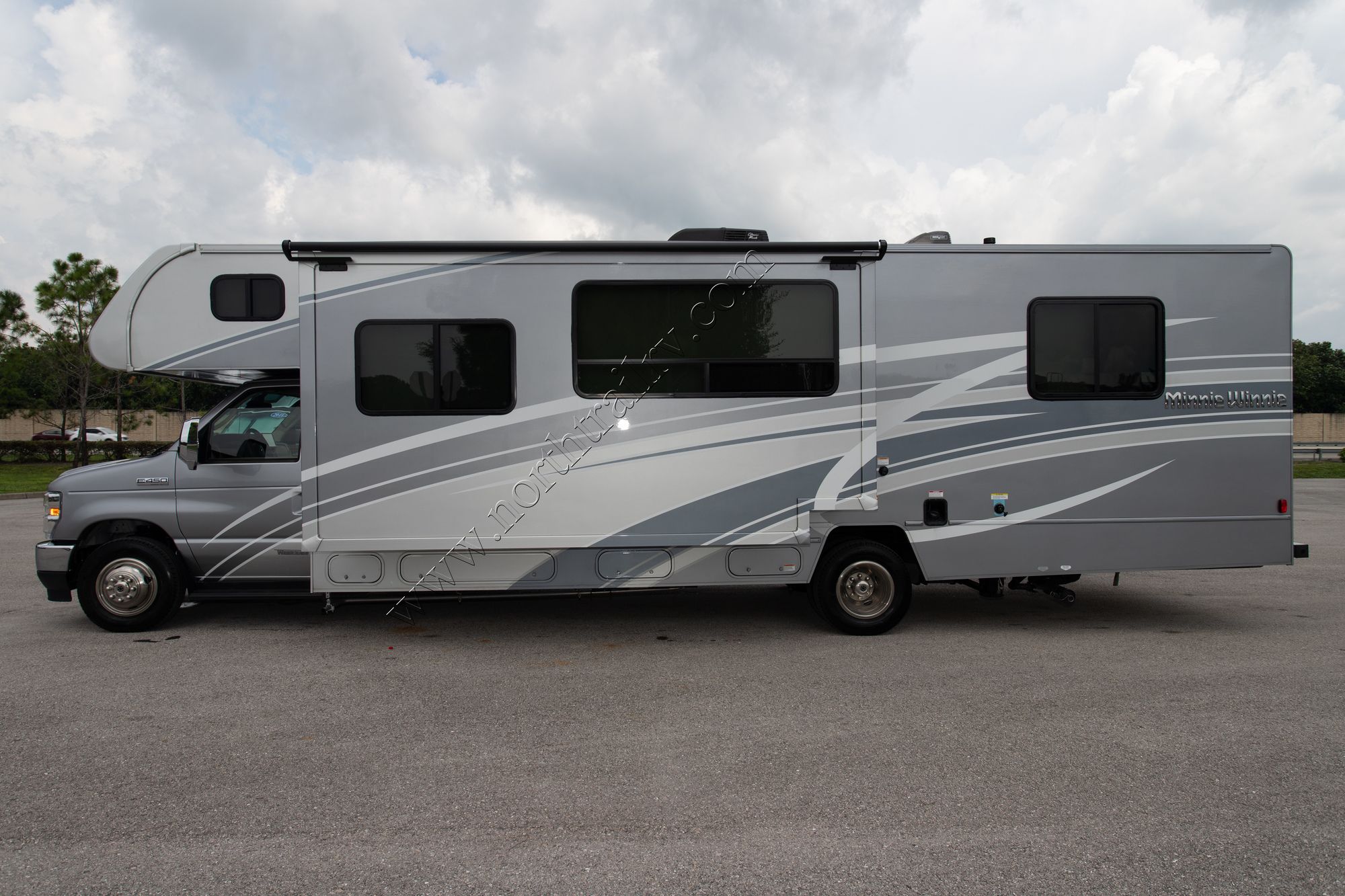 Used 2021 Winnebago Minnie Winnie 31K Class C  For Sale