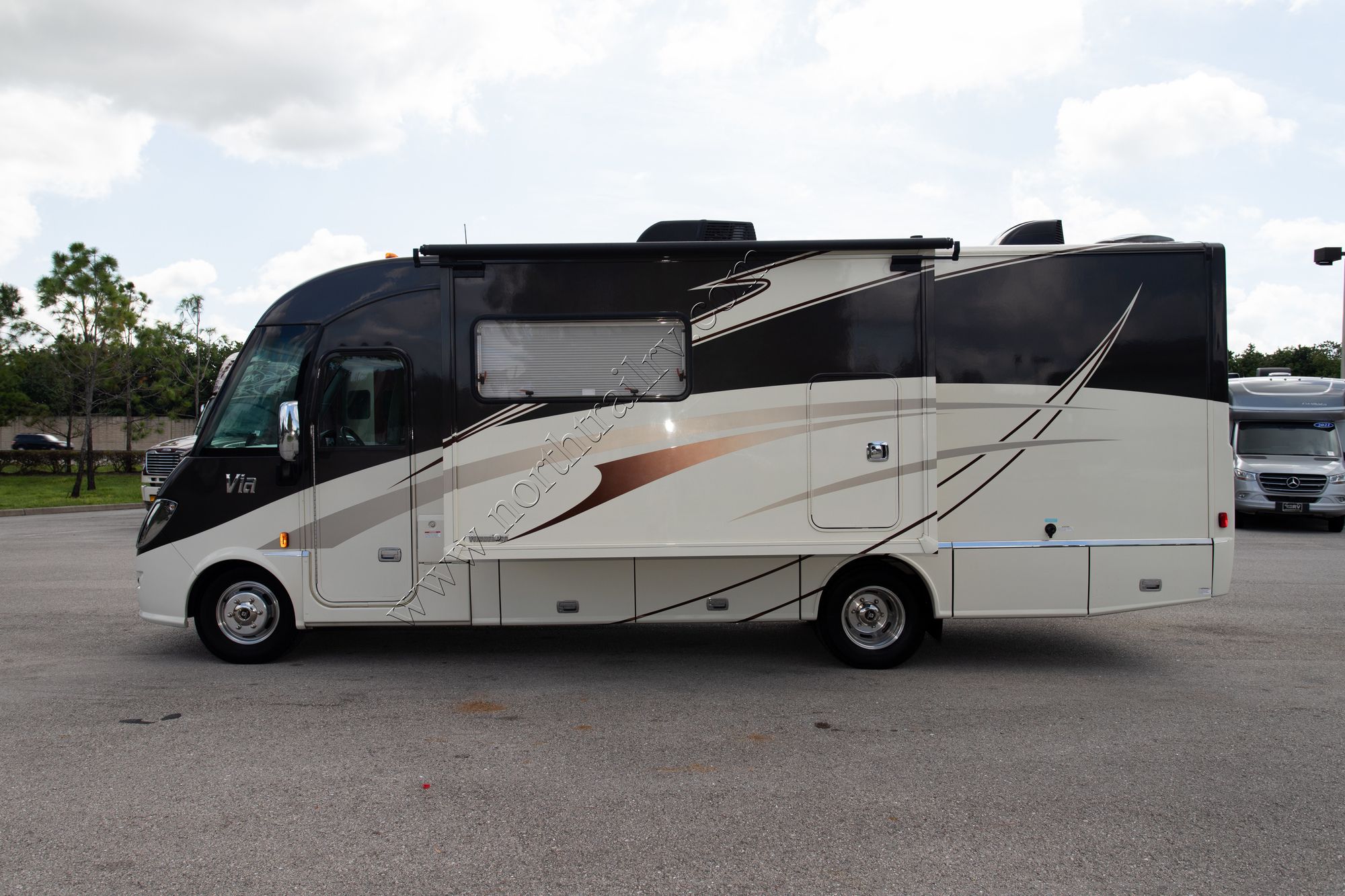 Used 2017 Winnebago Via 25P Class A  For Sale