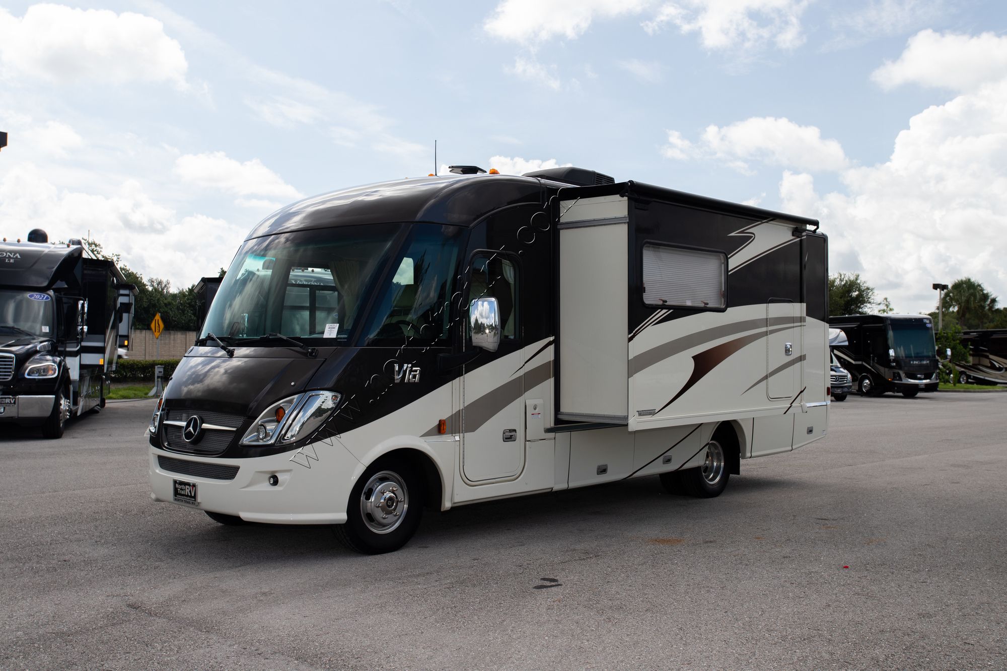 Used 2017 Winnebago Via 25P Class A  For Sale