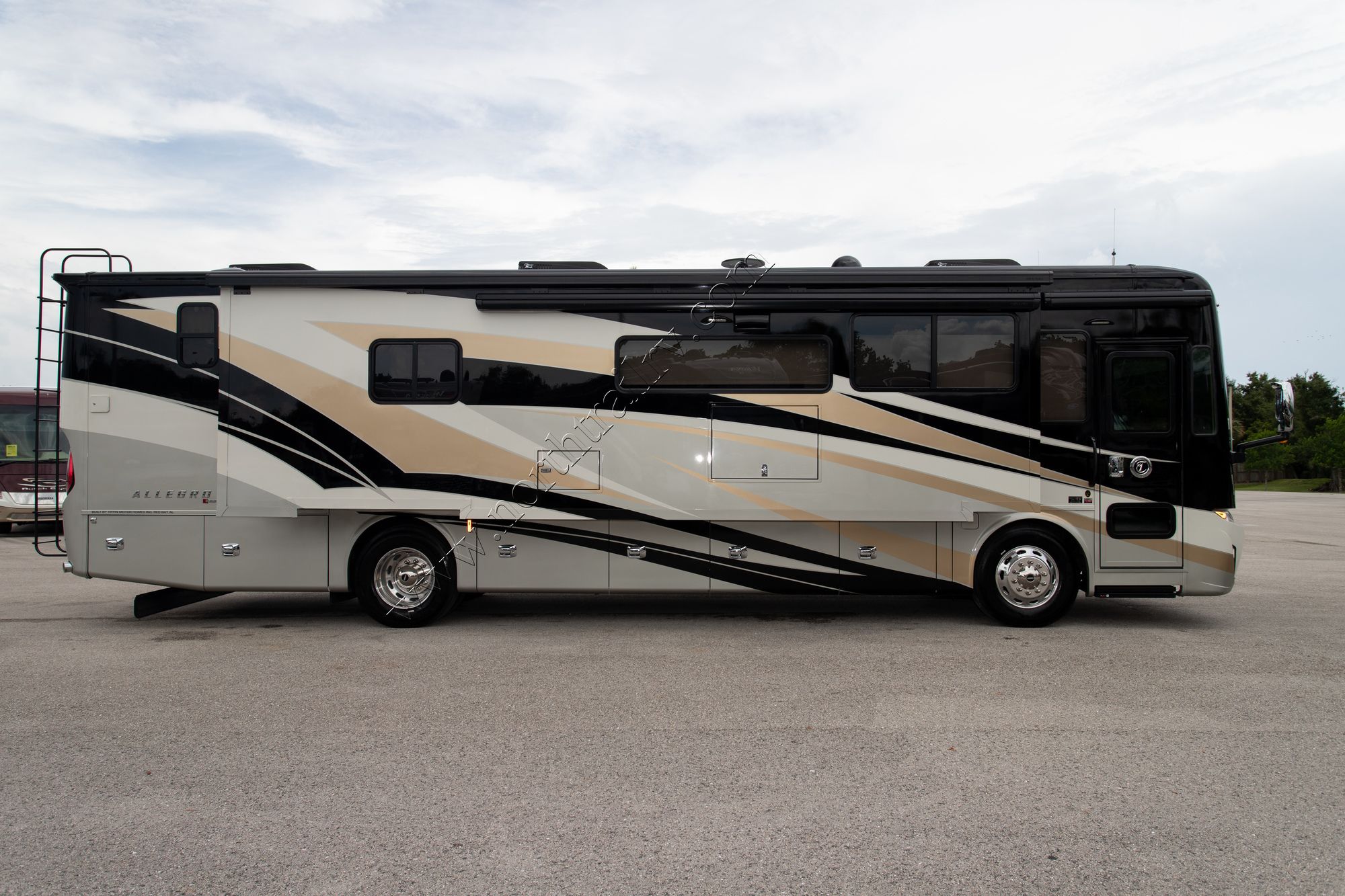 New 2021 Tiffin Motor Homes Allegro Red 37BA Class A  For Sale