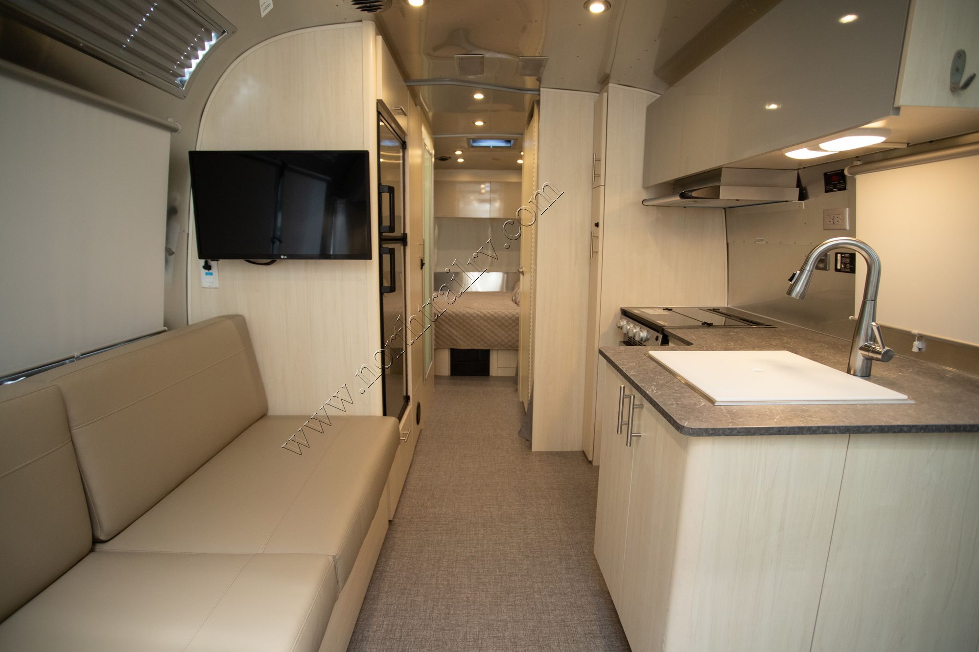 New 2021 Airstream Flying Cloud 25FB Travel Trailer  For Sale