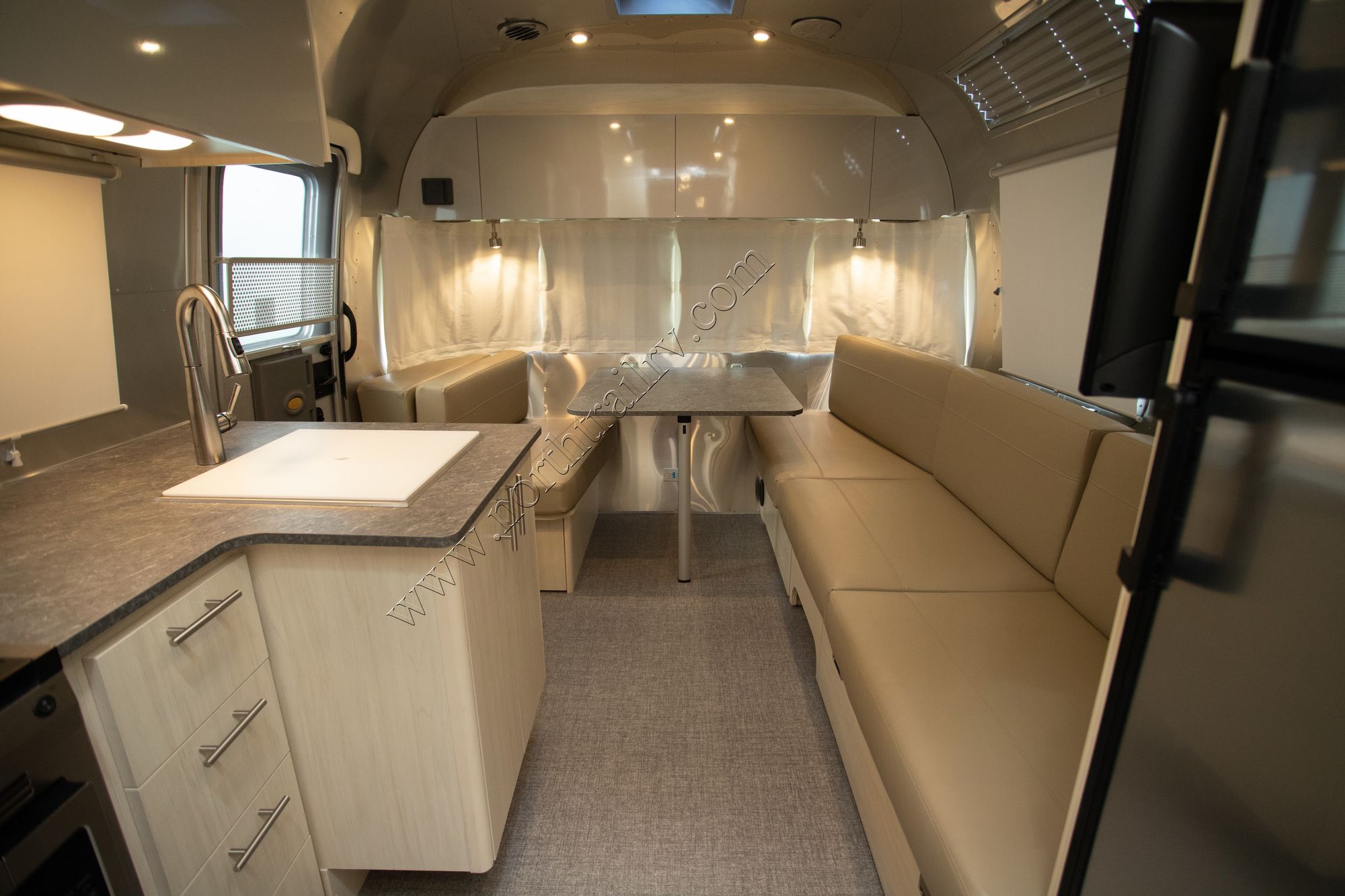 New 2021 Airstream Flying Cloud 25FB Travel Trailer  For Sale