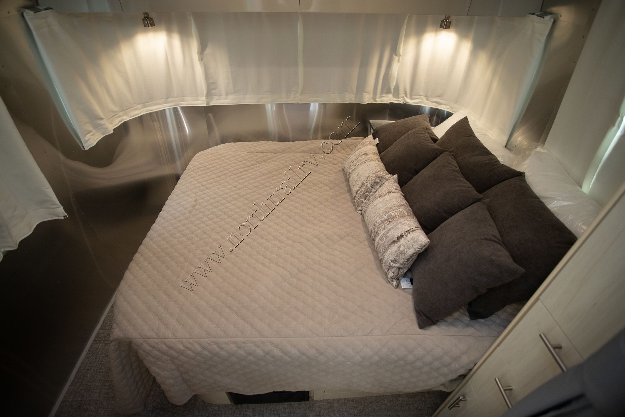 New 2021 Airstream Flying Cloud 25FB Travel Trailer  For Sale