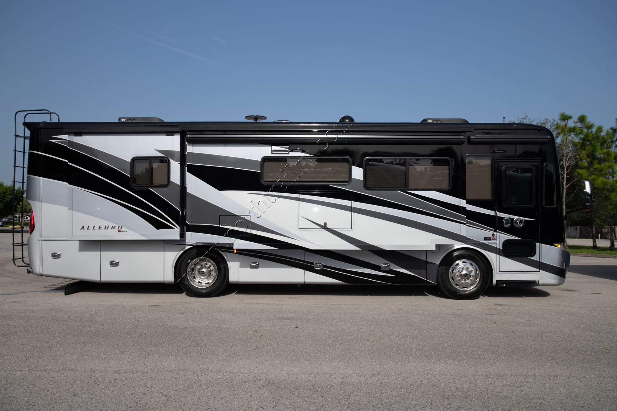 New 2021 Tiffin Motor Homes Allegro Red 33AA Class A  For Sale