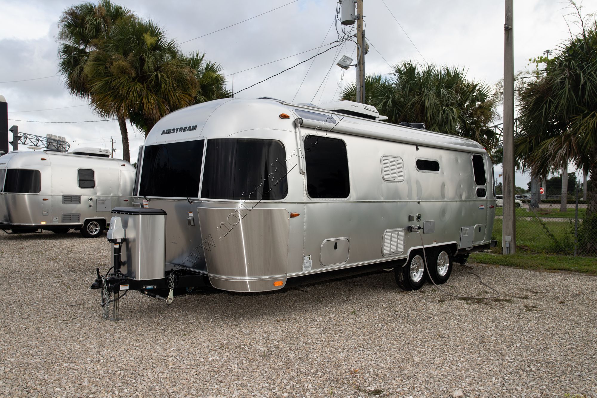 Used 2017 Airstream International 25 TWIN SIGNATURE Travel Trailer  For Sale