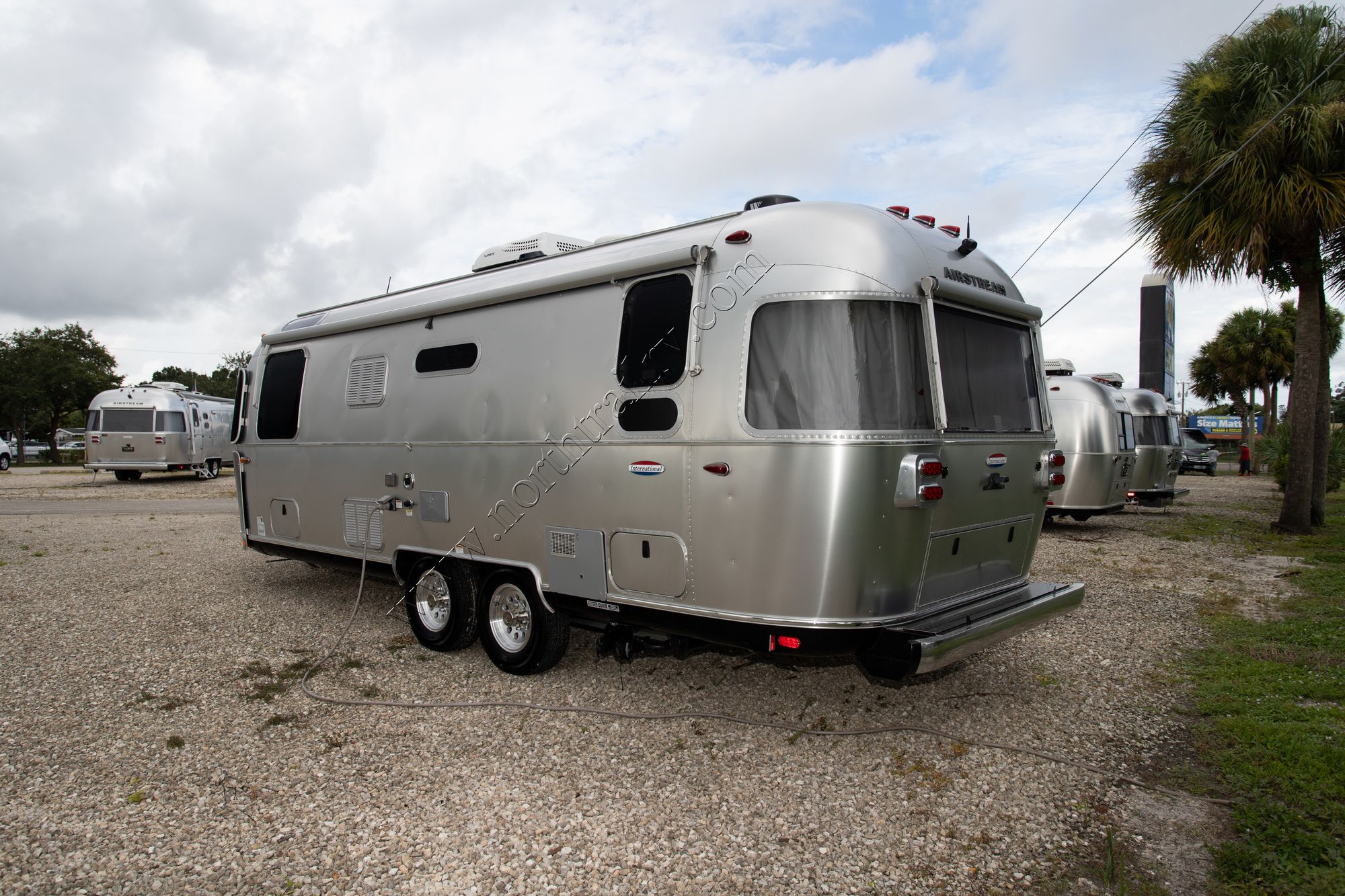 Used 2017 Airstream International 25 TWIN SIGNATURE Travel Trailer  For Sale